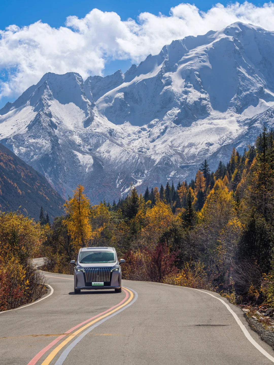 雪山、彩林、小溪，这就是川西封神的秋天🍂