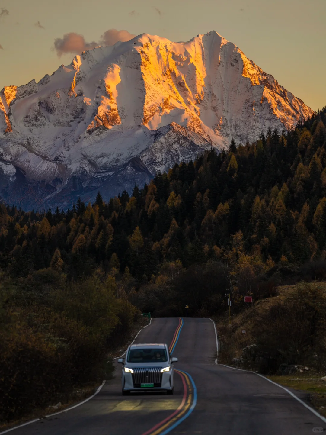 雪山、彩林、小溪，这就是川西封神的秋天🍂
