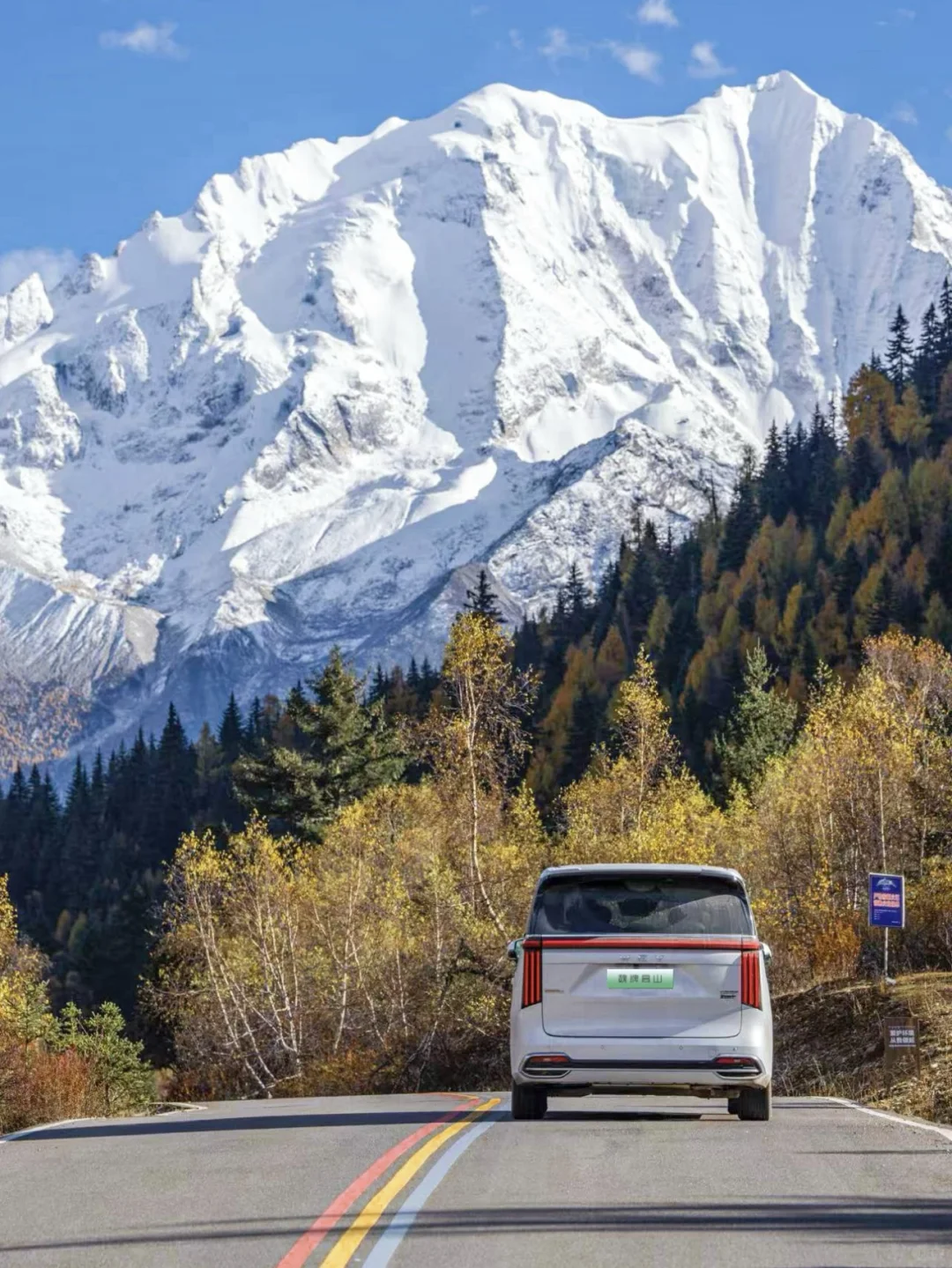 雪山、彩林、小溪，这就是川西封神的秋天🍂