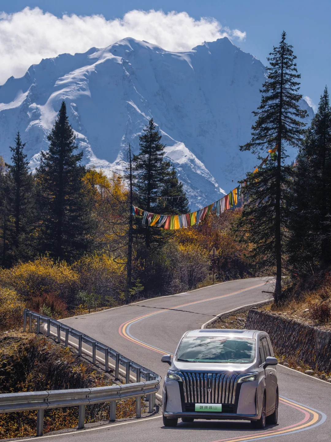 雪山、彩林、小溪，这就是川西封神的秋天🍂