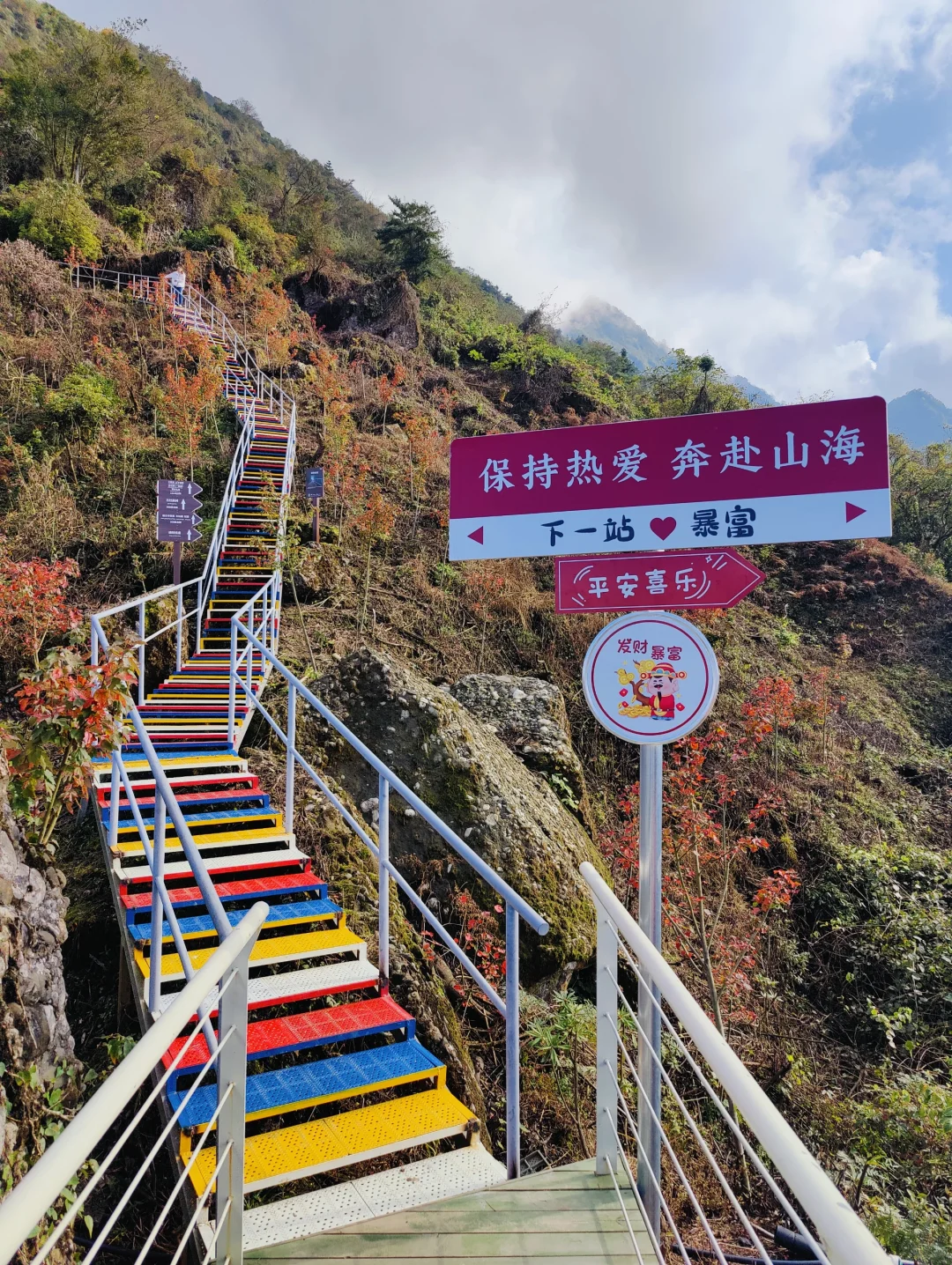 成都出发1.5h，邂逅绝美云端山顶，无滤镜