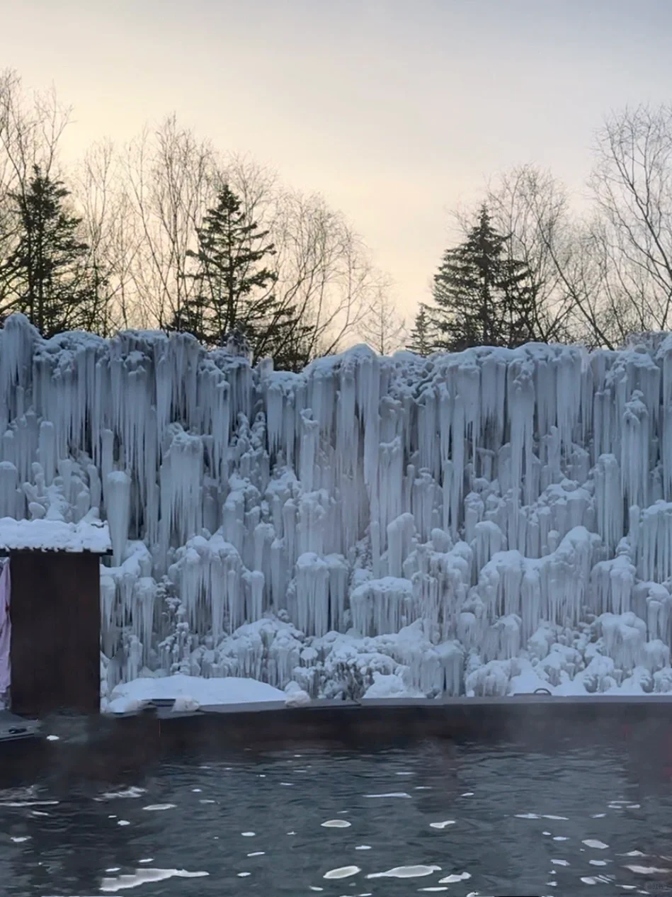 长白山蓝景温泉，雪地里的蓝调时刻