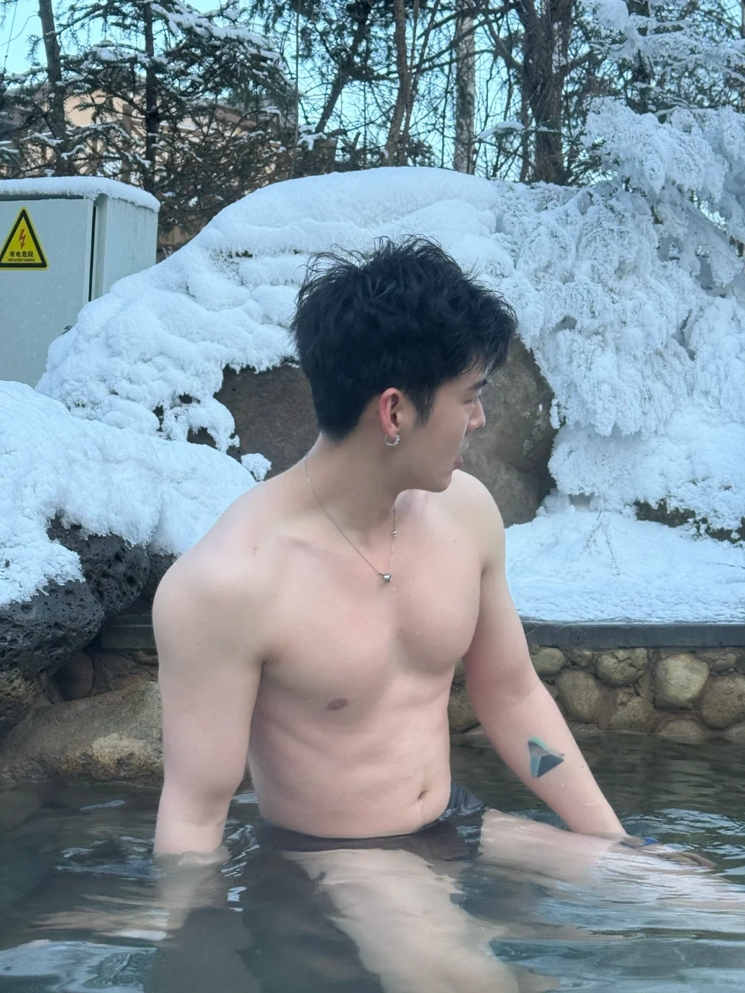 长白山蓝景温泉，雪地里的蓝调时刻