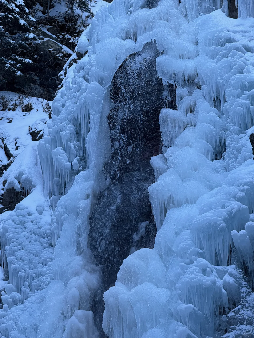 乌市周边游|1h车程的庙尔沟绝美蓝冰瀑布!