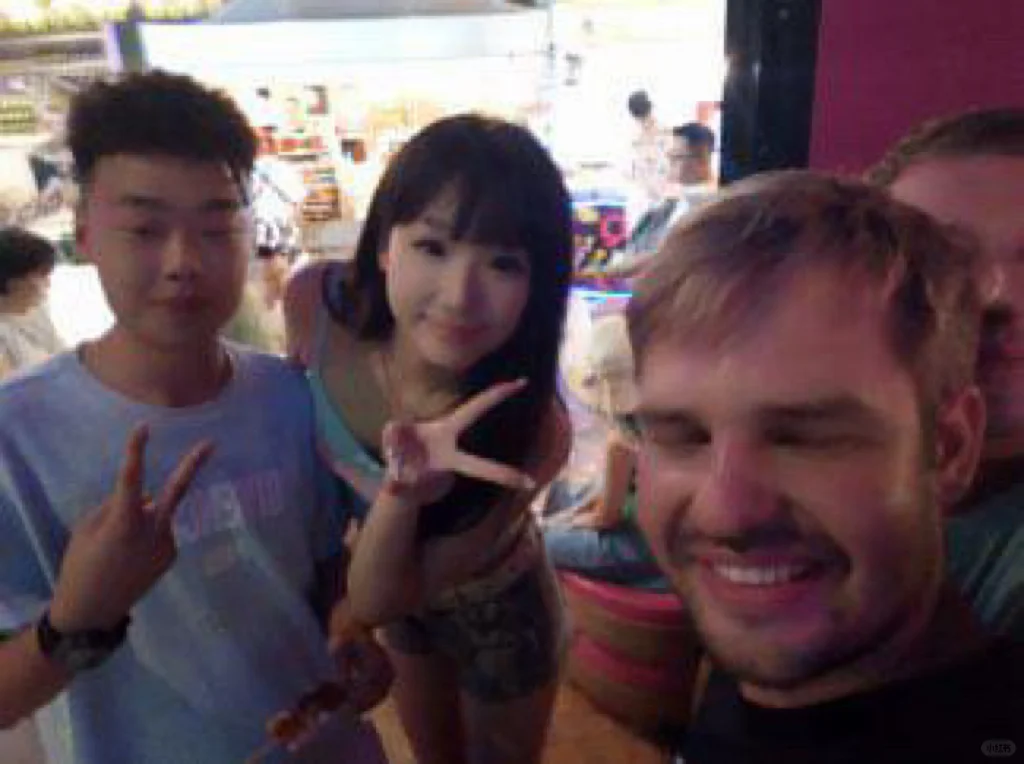 因为个子高在国外经常被拍合照