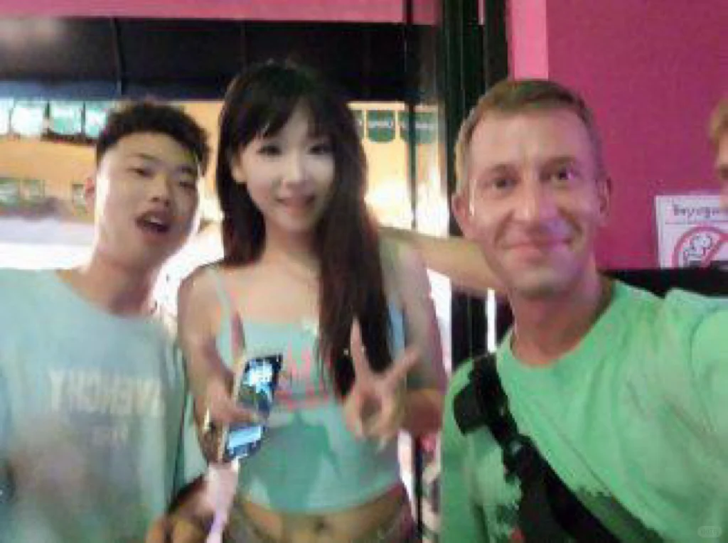 因为个子高在国外经常被拍合照