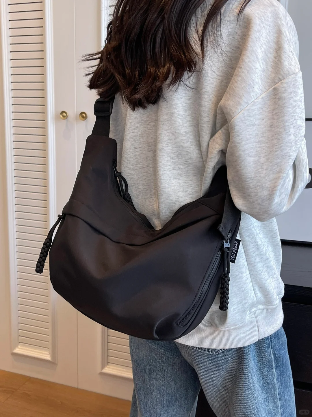 挖到很适合出游背的黑色斜挎包！百搭还实用～