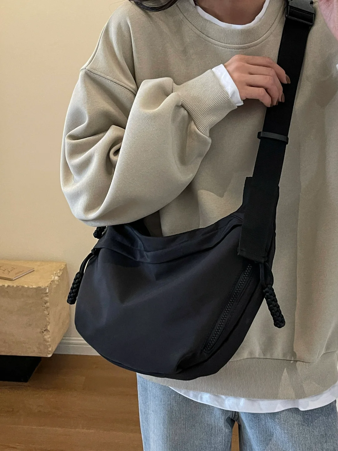 挖到很适合出游背的黑色斜挎包！百搭还实用～