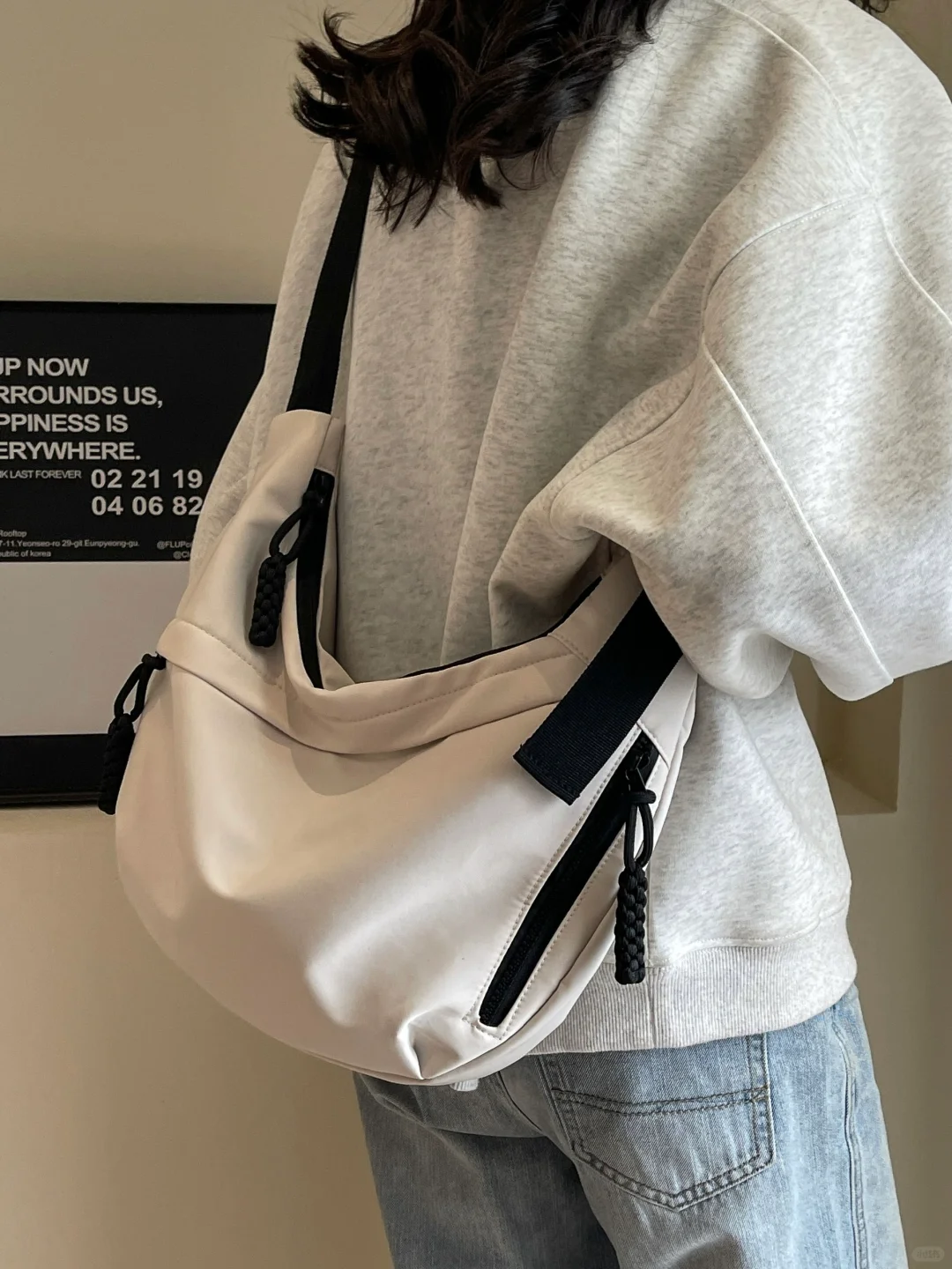 挖到很适合出游背的黑色斜挎包！百搭还实用～