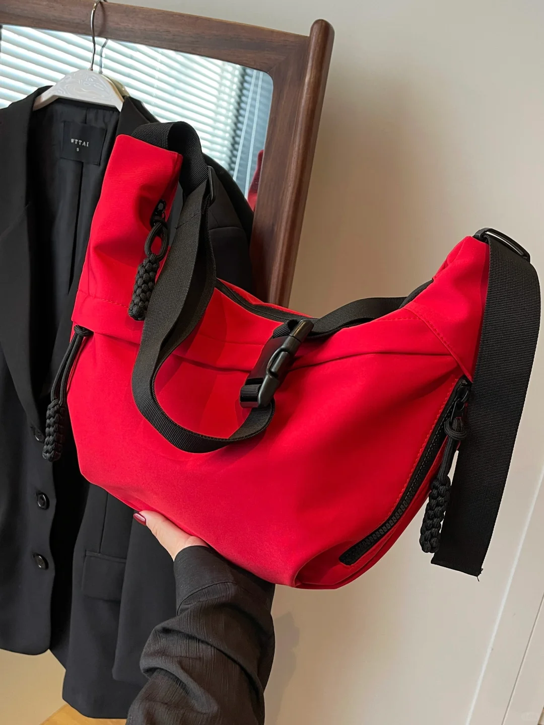 挖到很适合出游背的黑色斜挎包！百搭还实用～