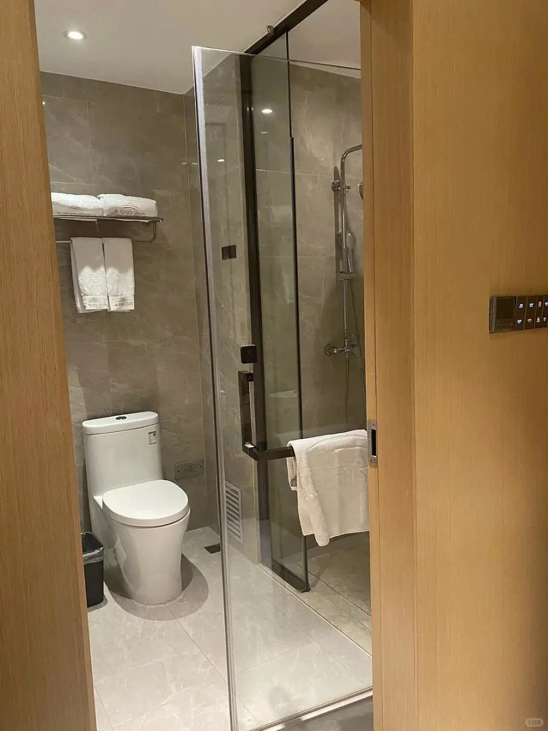 南京！！新街口！！128俩人😭😭不想退房