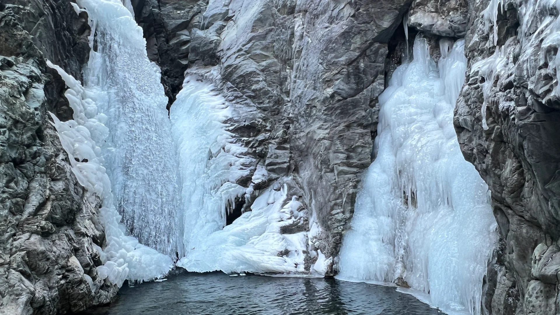 冰瀑‼️绝对是寒冷季节里的浪漫🌈