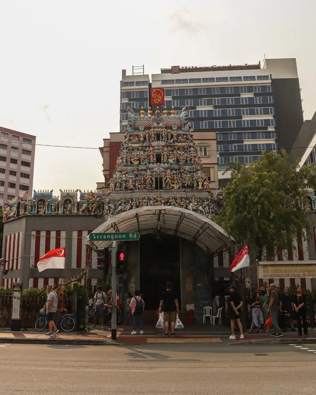 路过看到很奇特的建筑 好精美的神像