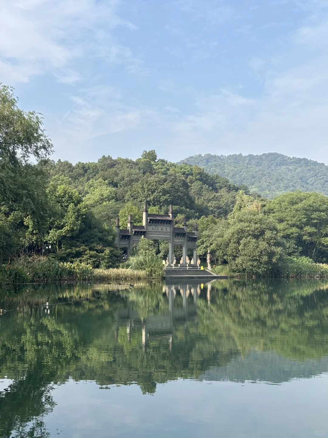 在西湖边溜达，自评6A级景区