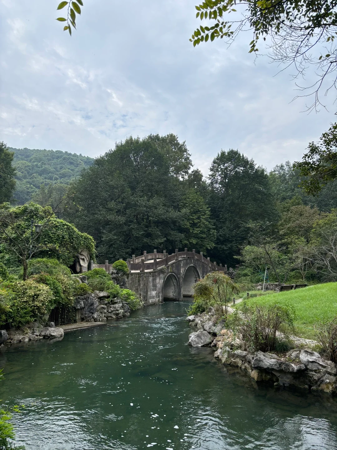 在西湖边溜达，自评6A级景区