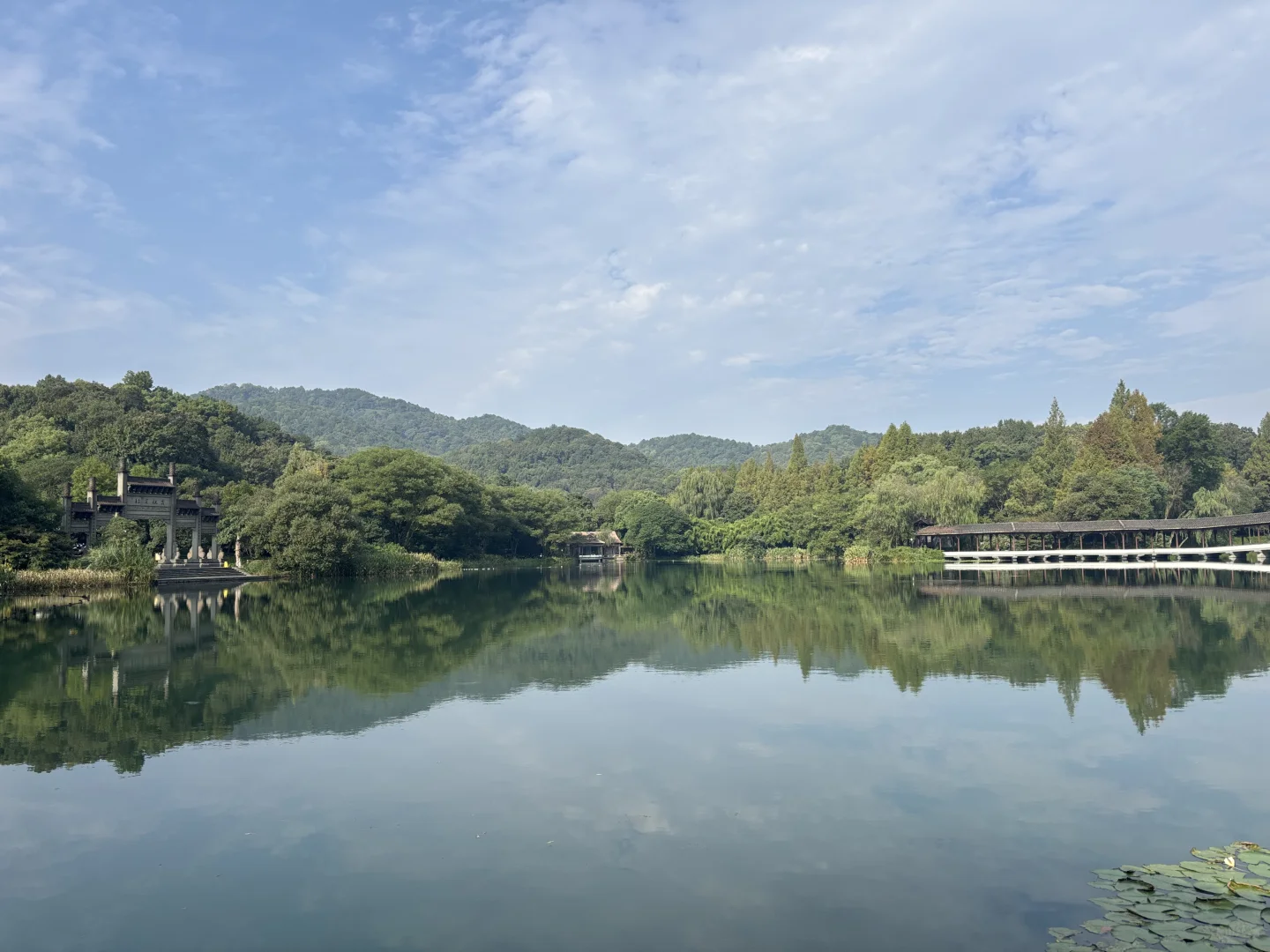 在西湖边溜达，自评6A级景区