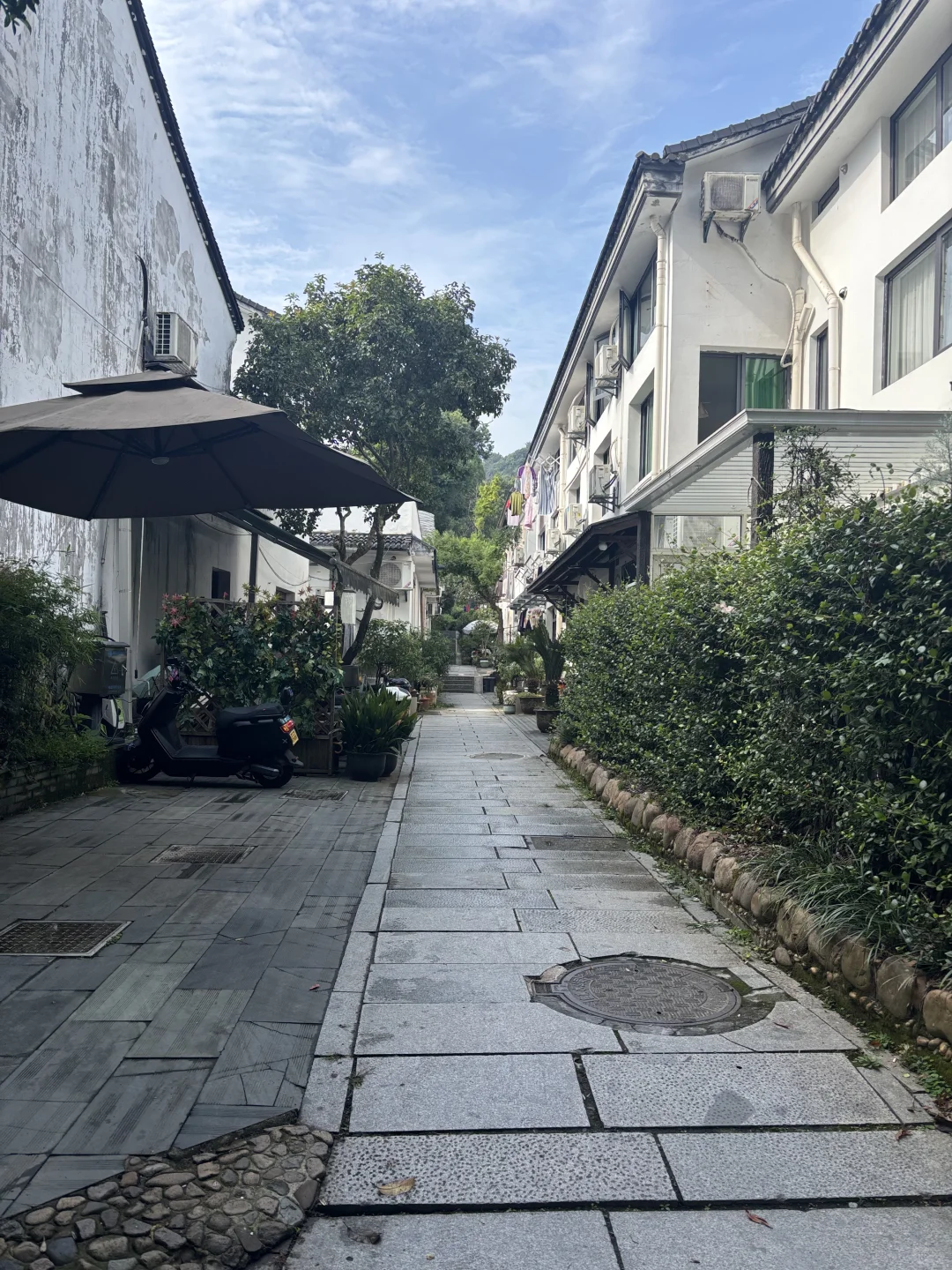 在西湖边溜达，自评6A级景区