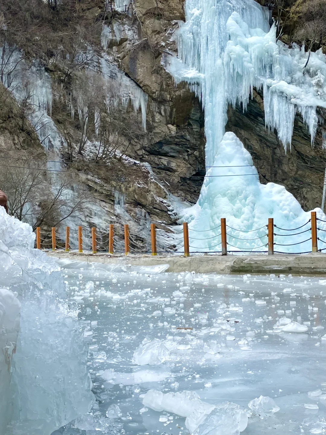 西安出发1.5h🚗绝美冰湖冰瀑🧊(巨震撼！！