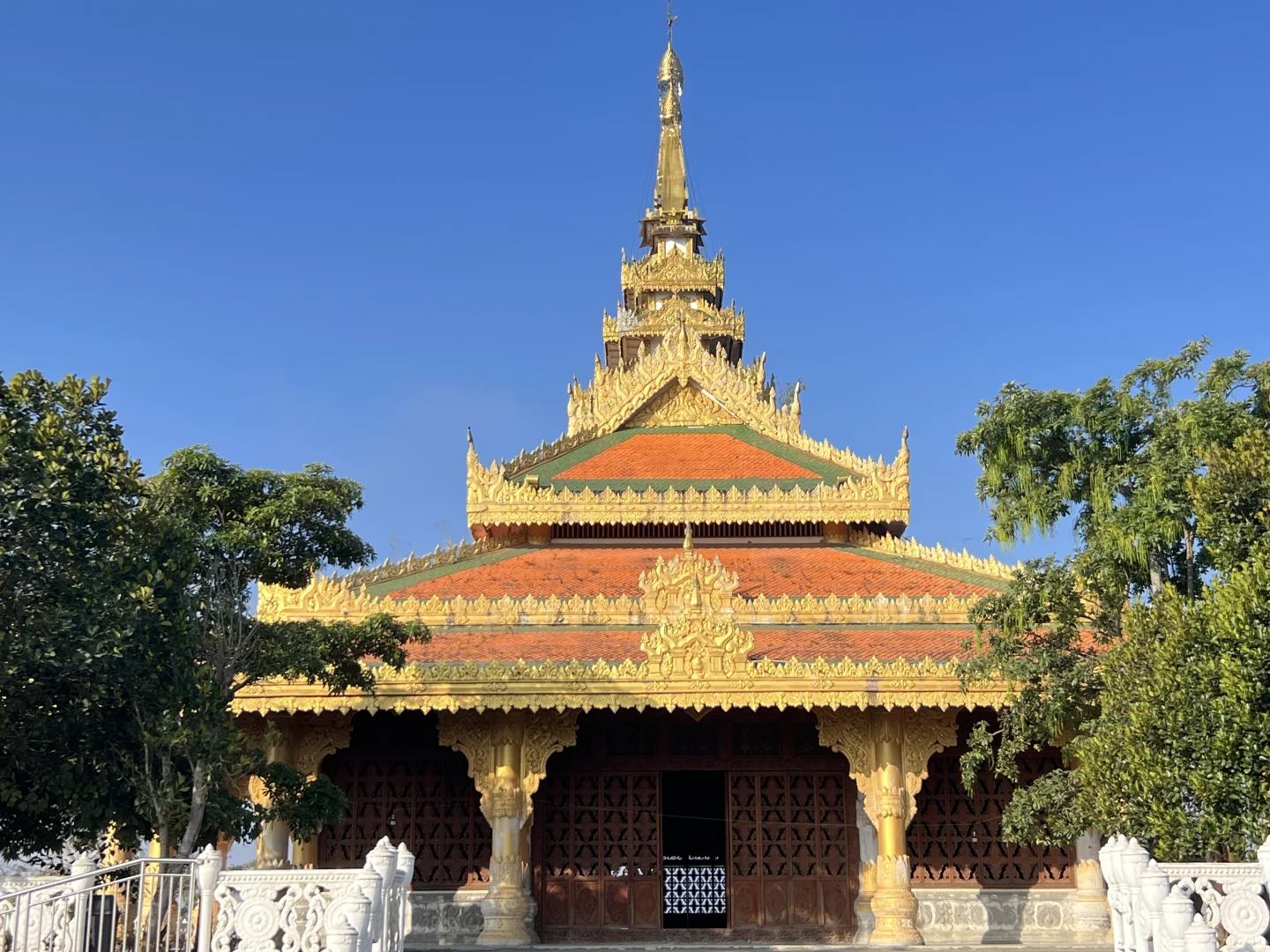 云南·瑞丽·傣王宫总佛寺·姐勒金塔·榕树王