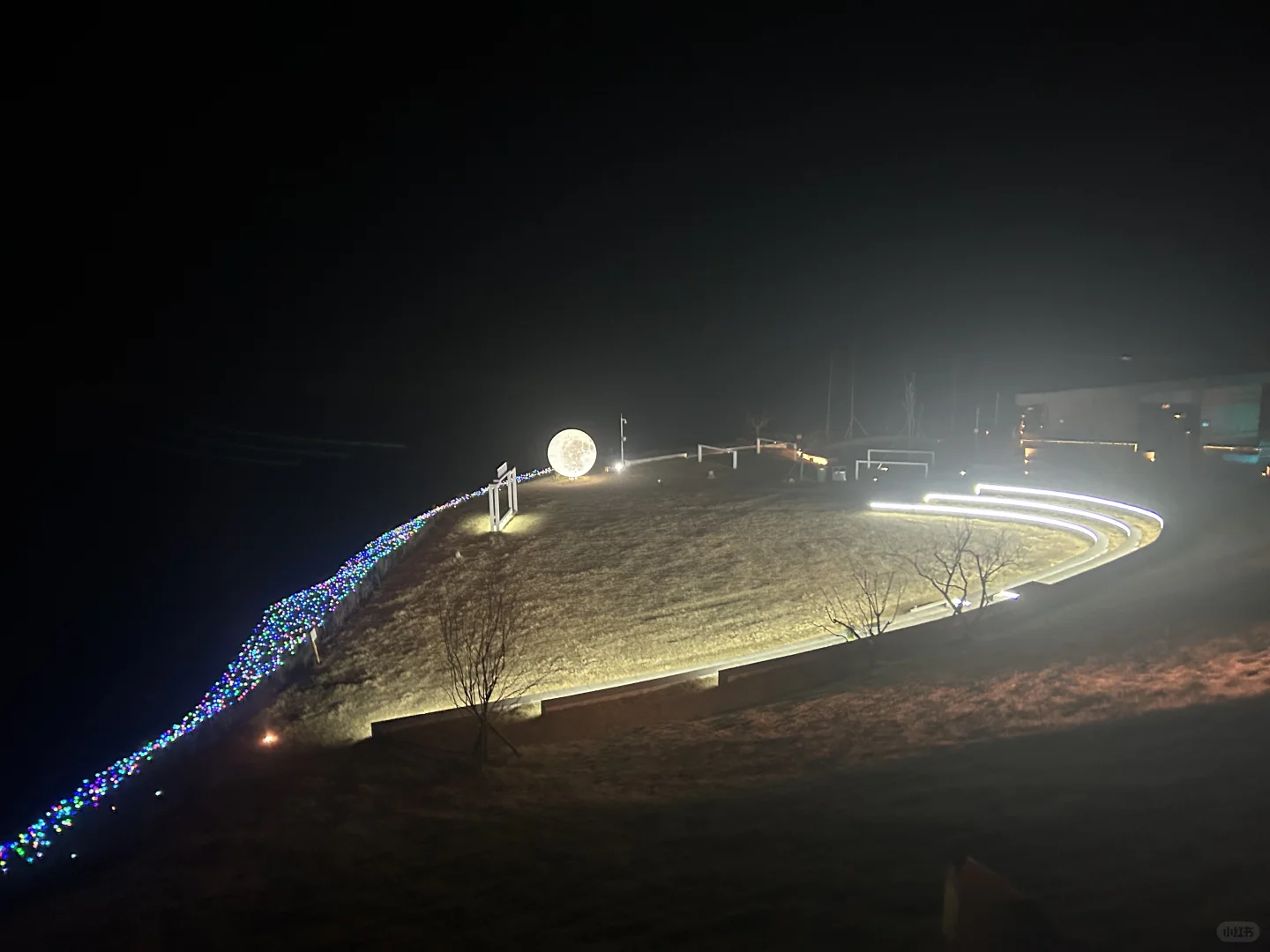 值得一去的小众景点。白天明媚，夜晚璀璨。