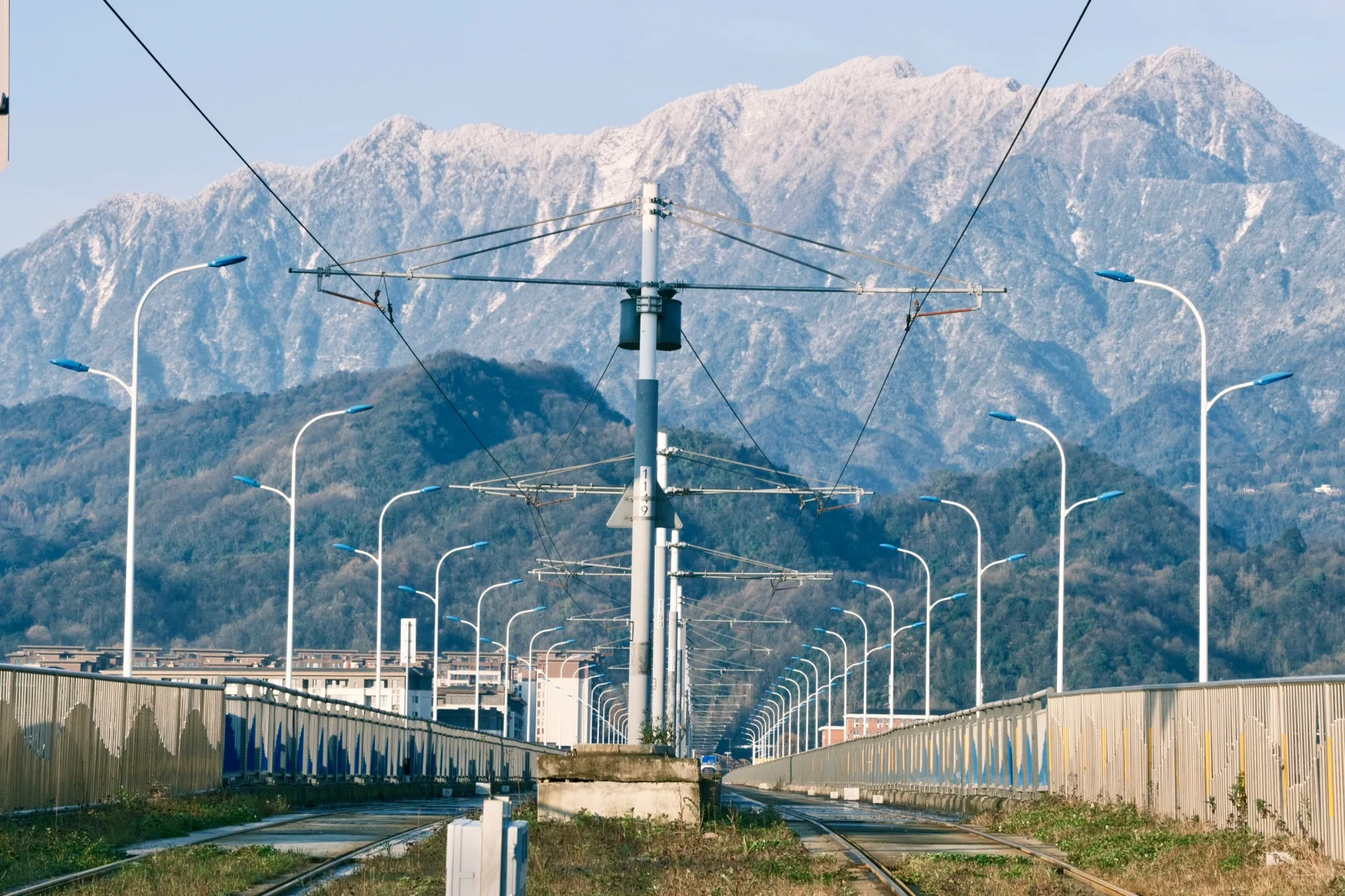 都江堰｜除夕雪山下的有轨电车合影成功
