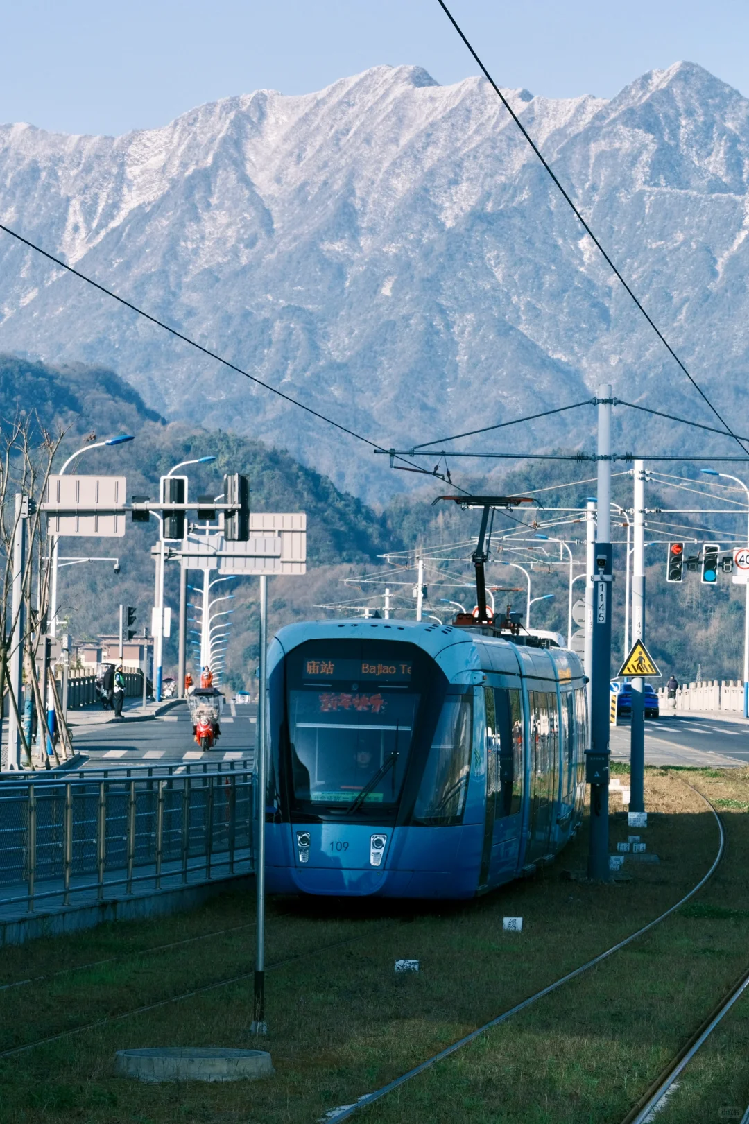 都江堰｜除夕雪山下的有轨电车合影成功