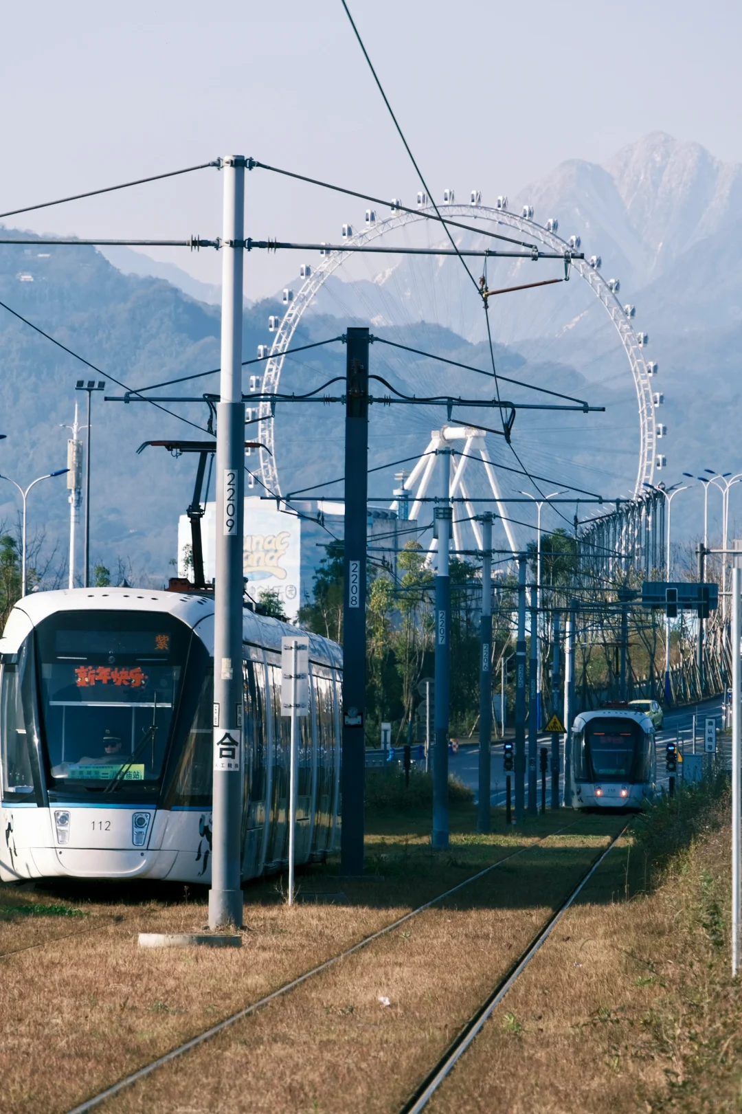 都江堰｜除夕雪山下的有轨电车合影成功