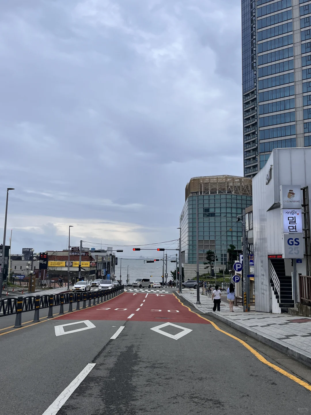 在釜山，阴雨天看海
