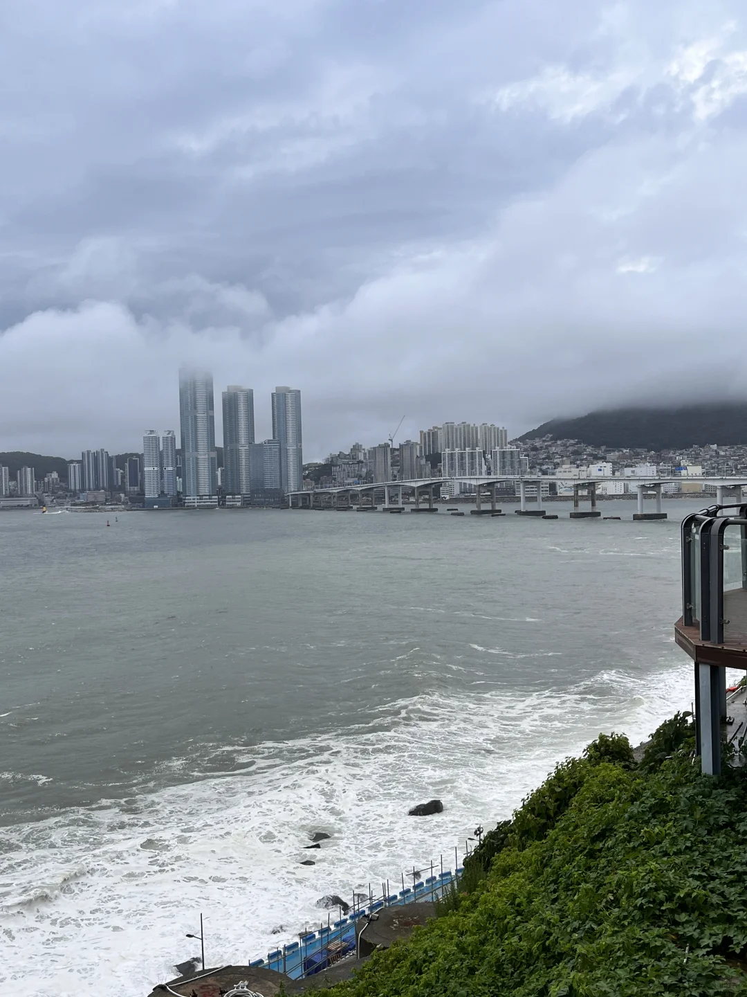 在釜山，阴雨天看海