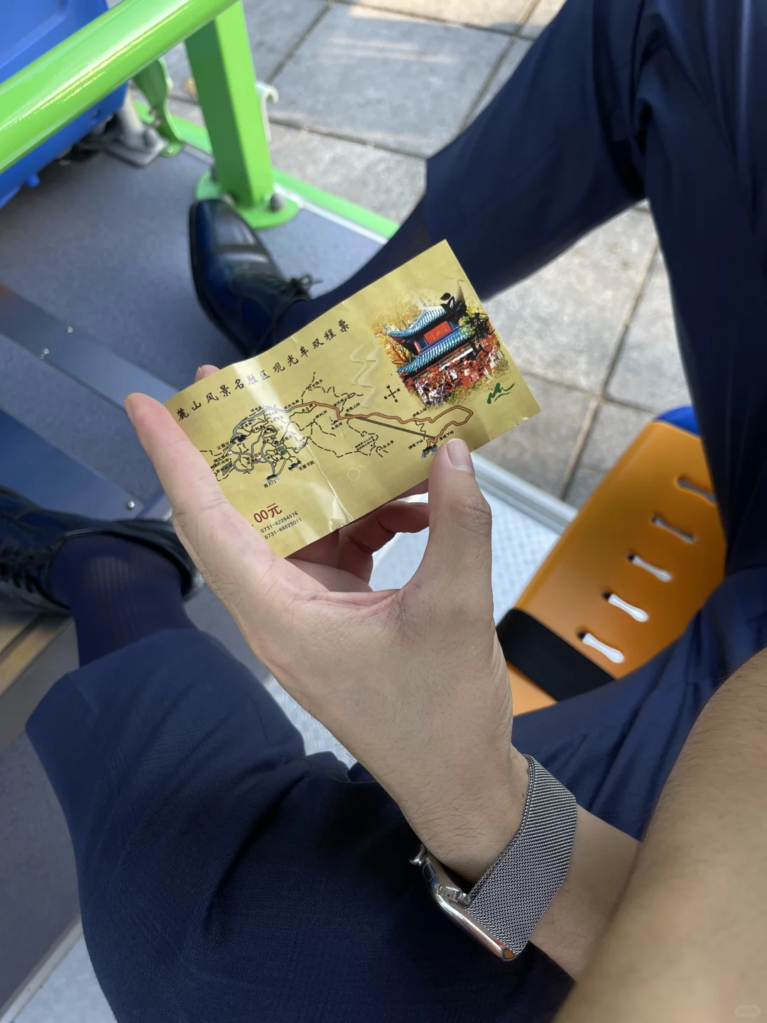 景区的车车载着到处走