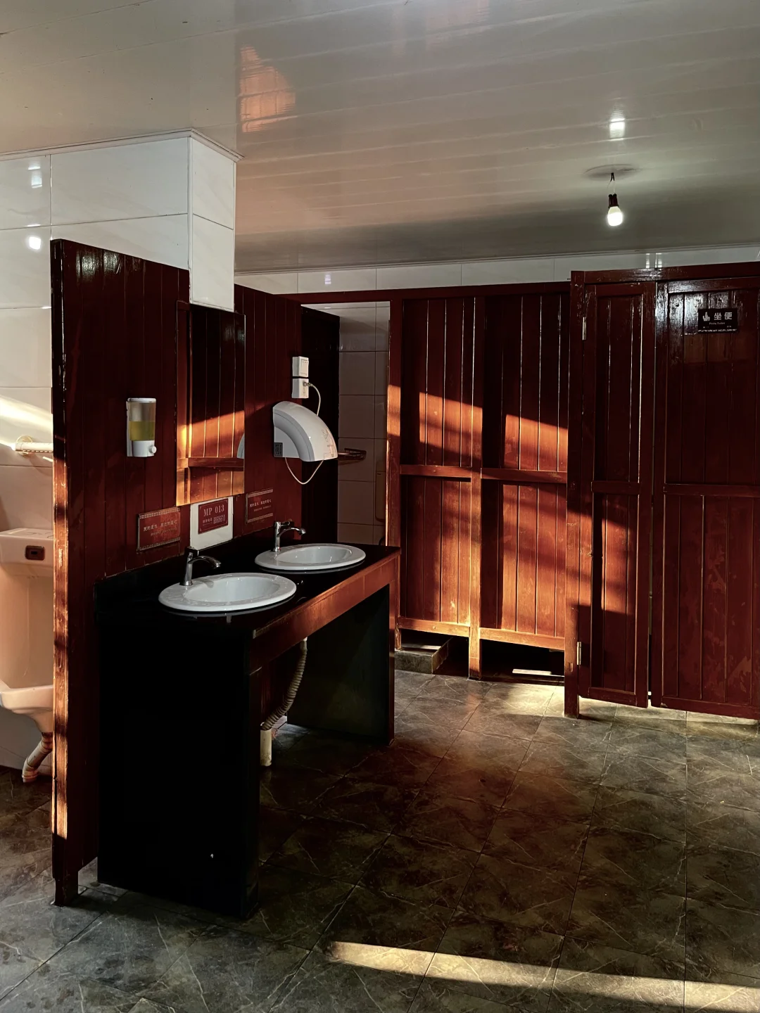 景区的车车载着到处走