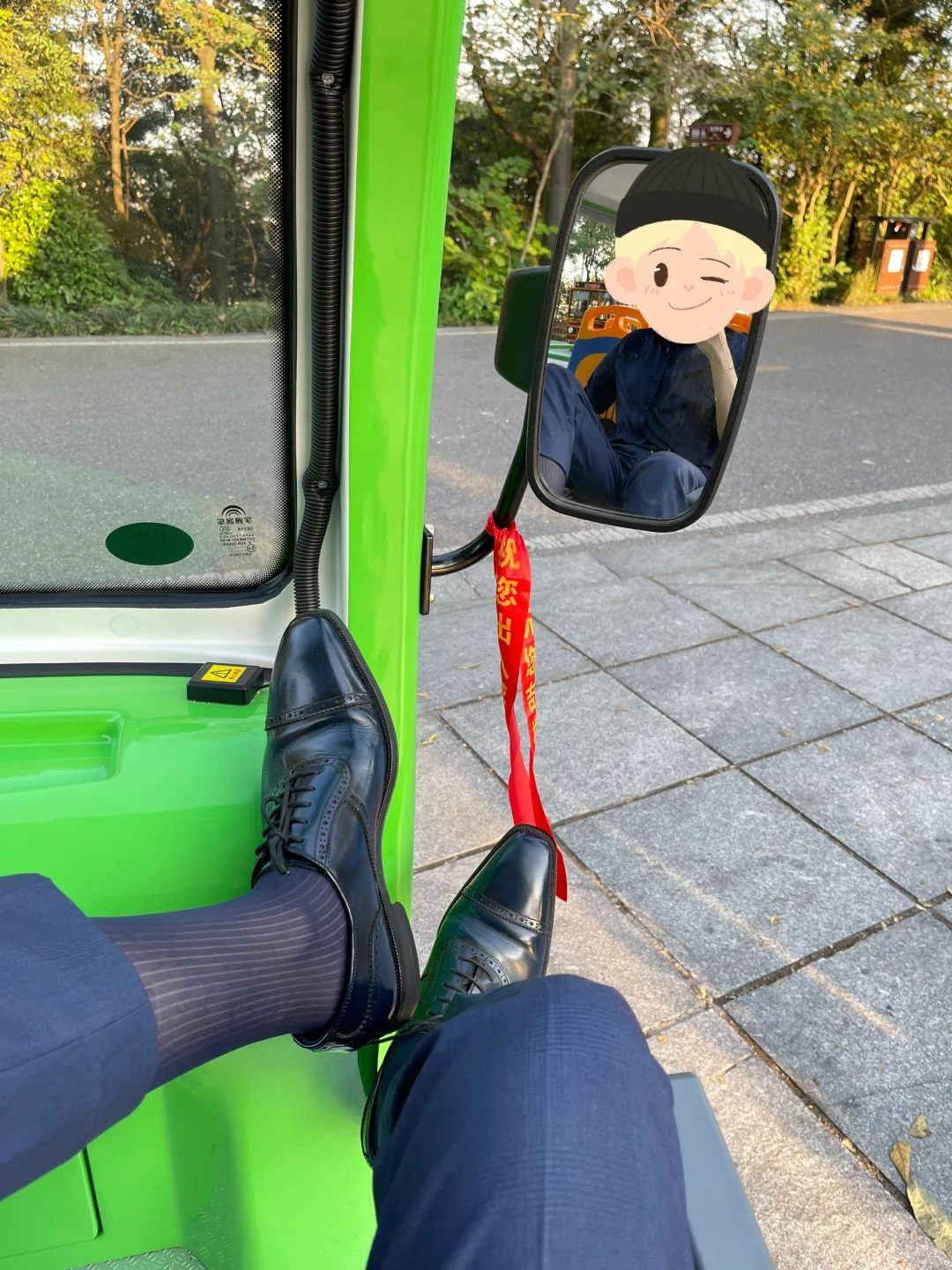 景区的车车载着到处走