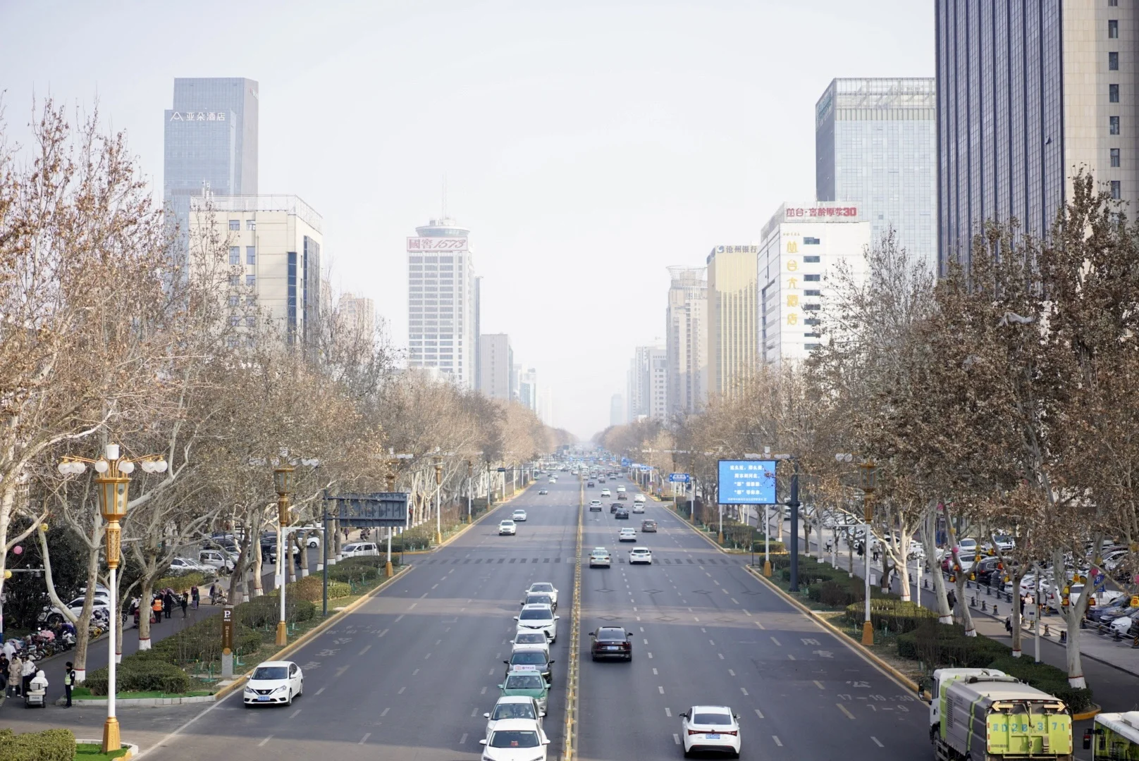 人山人海的邯郸道