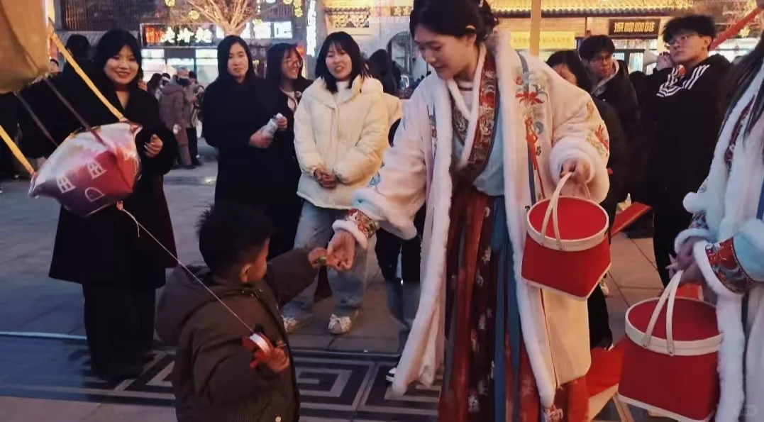 水上看古城、灯会奇相遇！春节奇妙之旅🎉