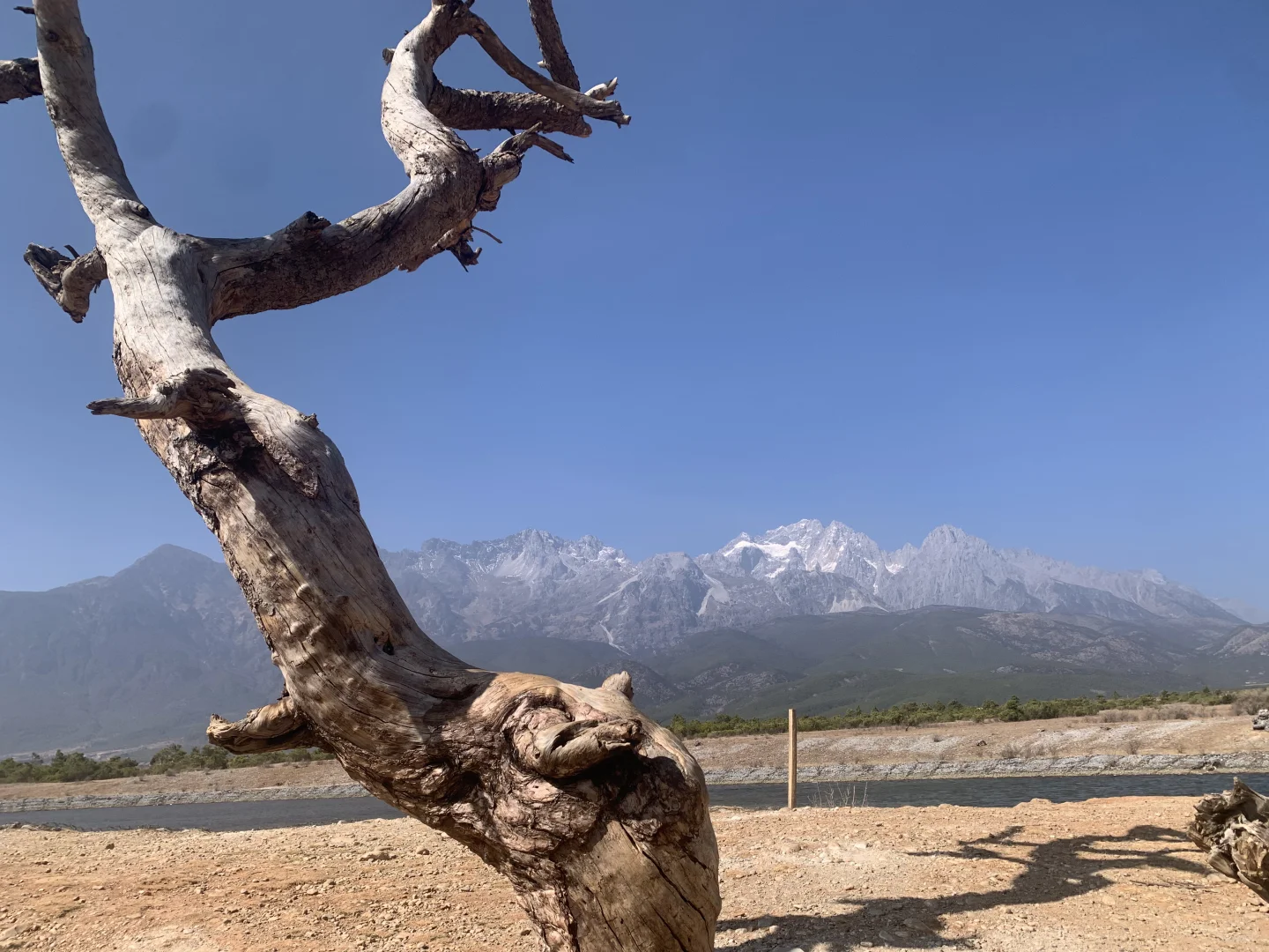 东巴谷：玉龙雪山下的宁静绿洲 🌿