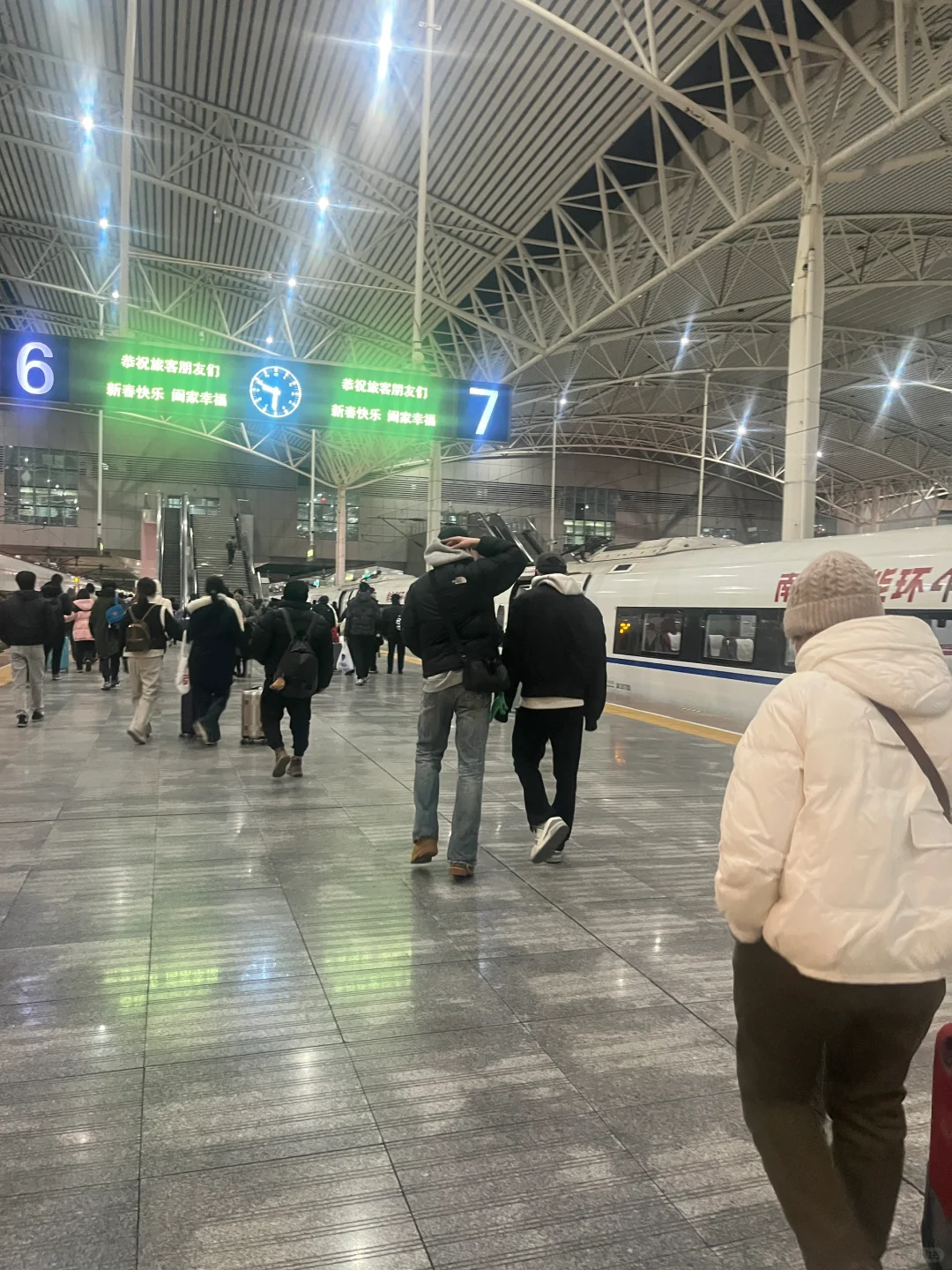 高铁30分钟 成了俩帅哥play的一环 夹心饼干