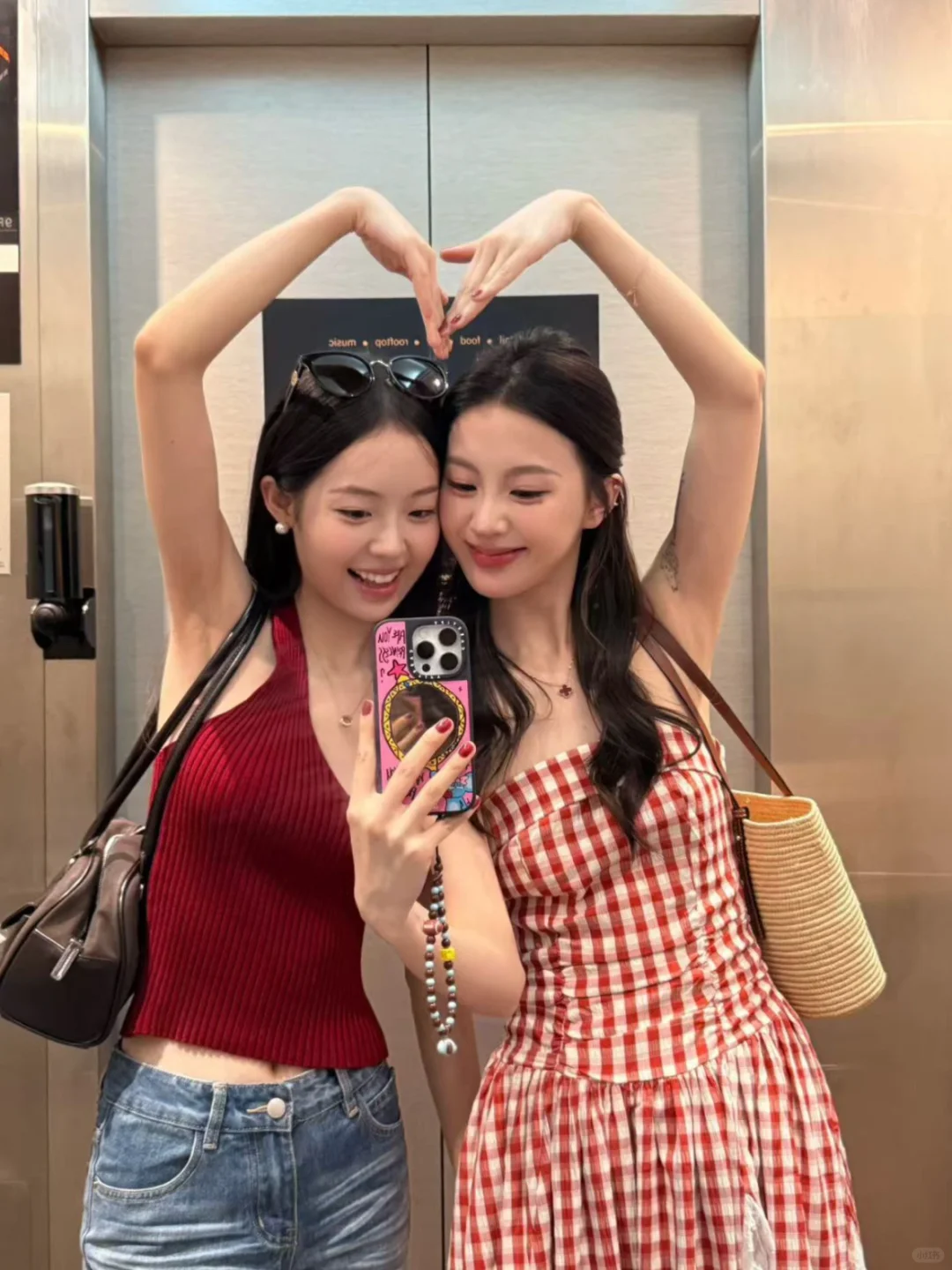 存一些姐妹旅行拍照姿势