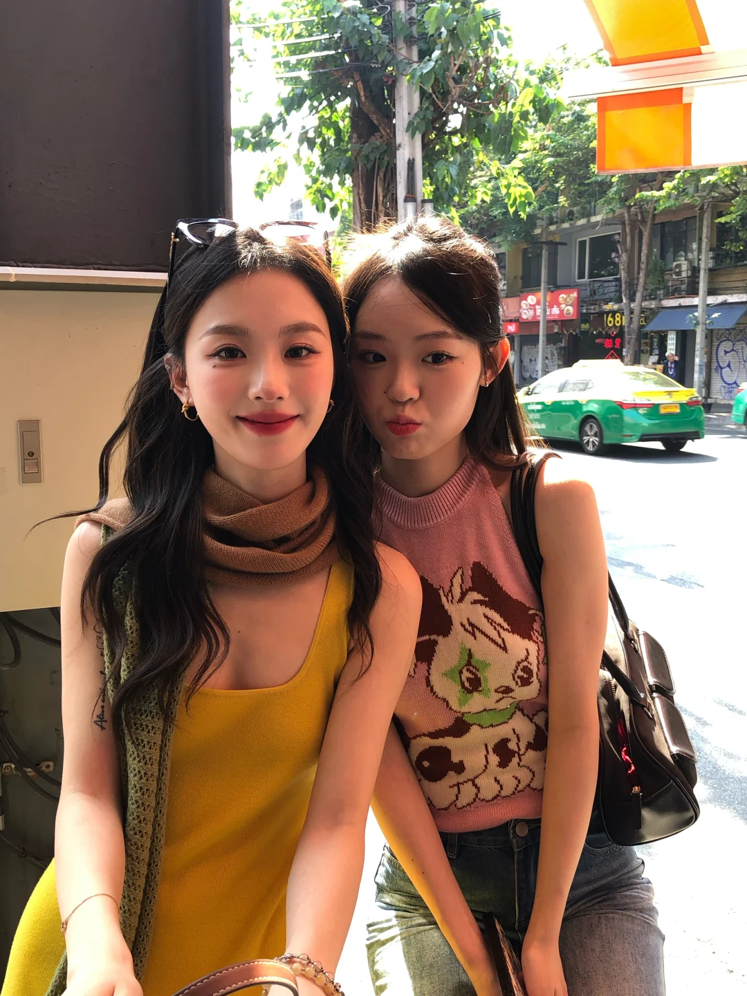 存一些姐妹旅行拍照姿势