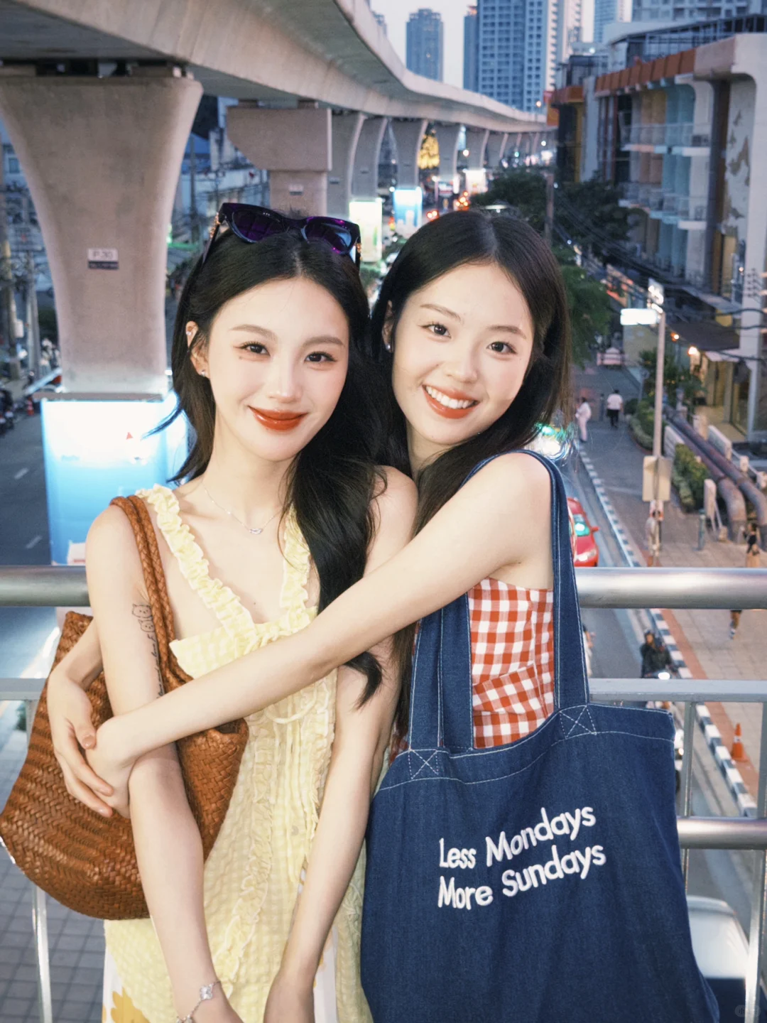 存一些姐妹旅行拍照姿势