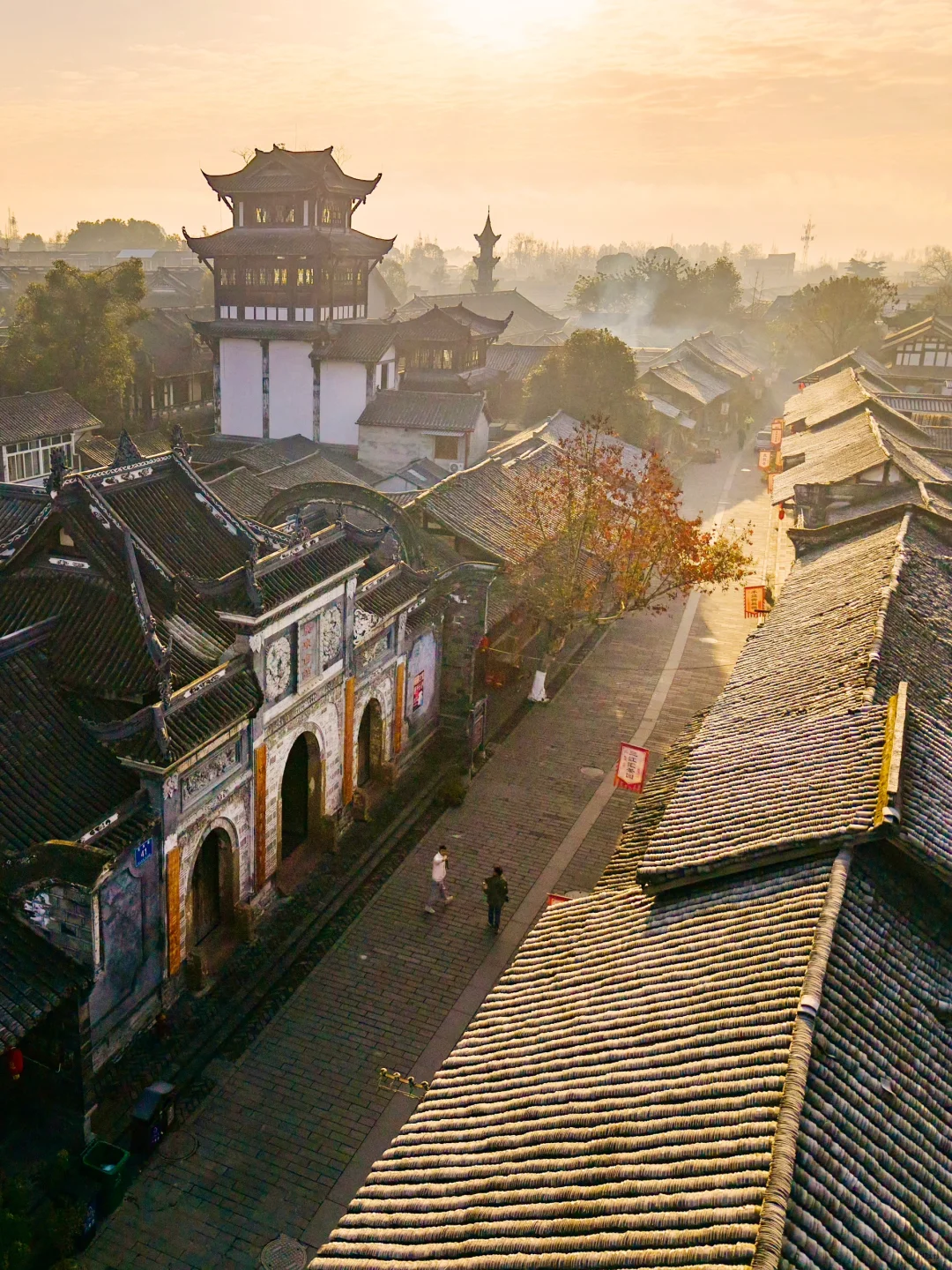 成都1小时直达！🏔雪山下的千年古镇有多绝！