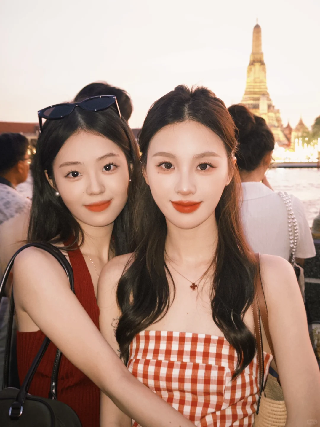 存一些姐妹旅行拍照姿势