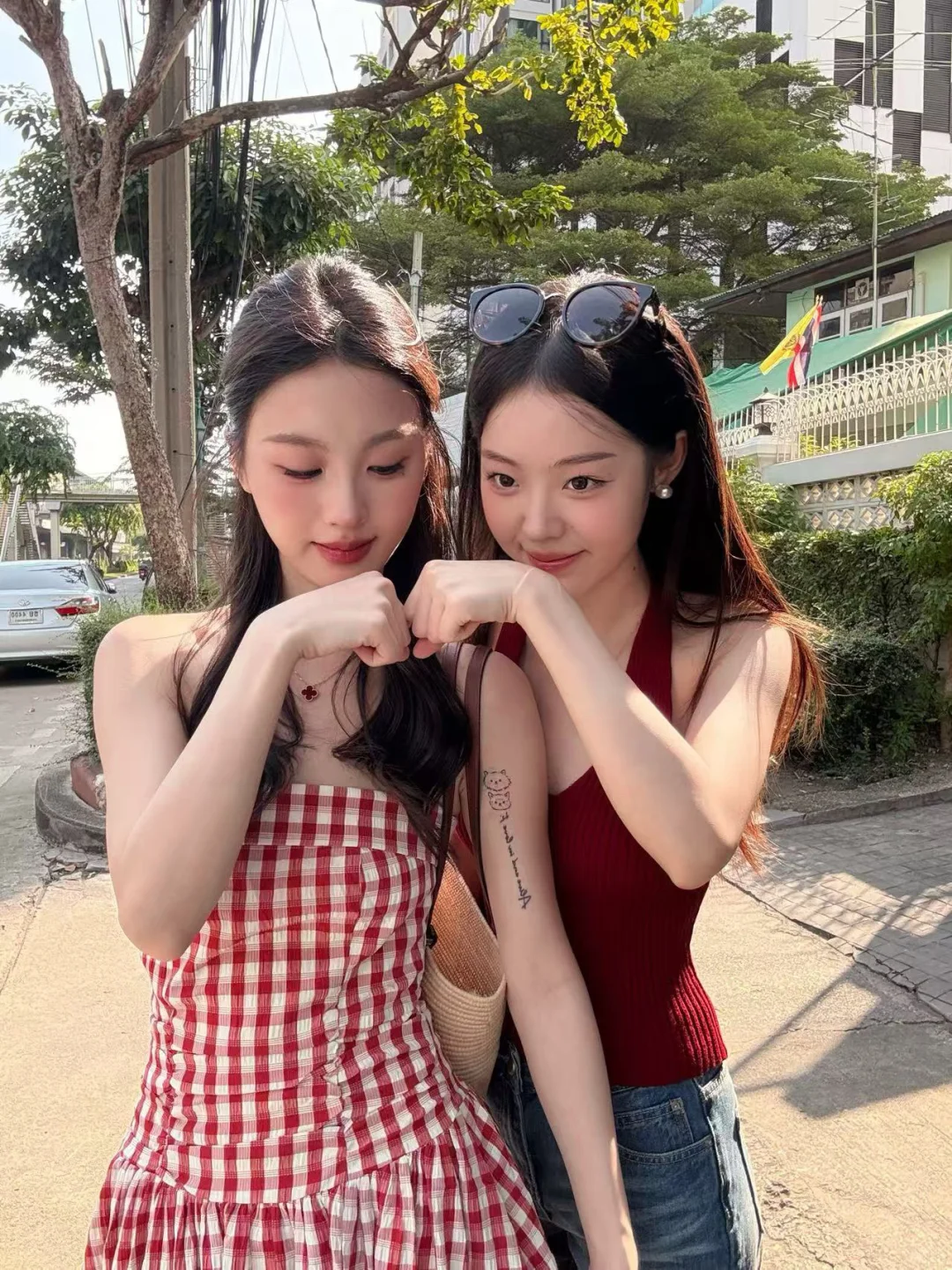 存一些姐妹旅行拍照姿势