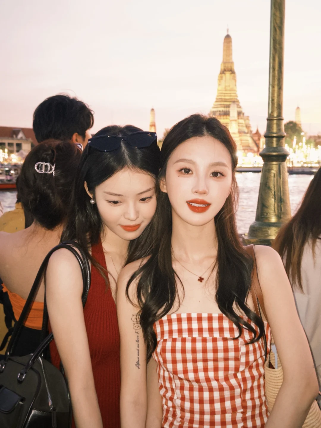 存一些姐妹旅行拍照姿势