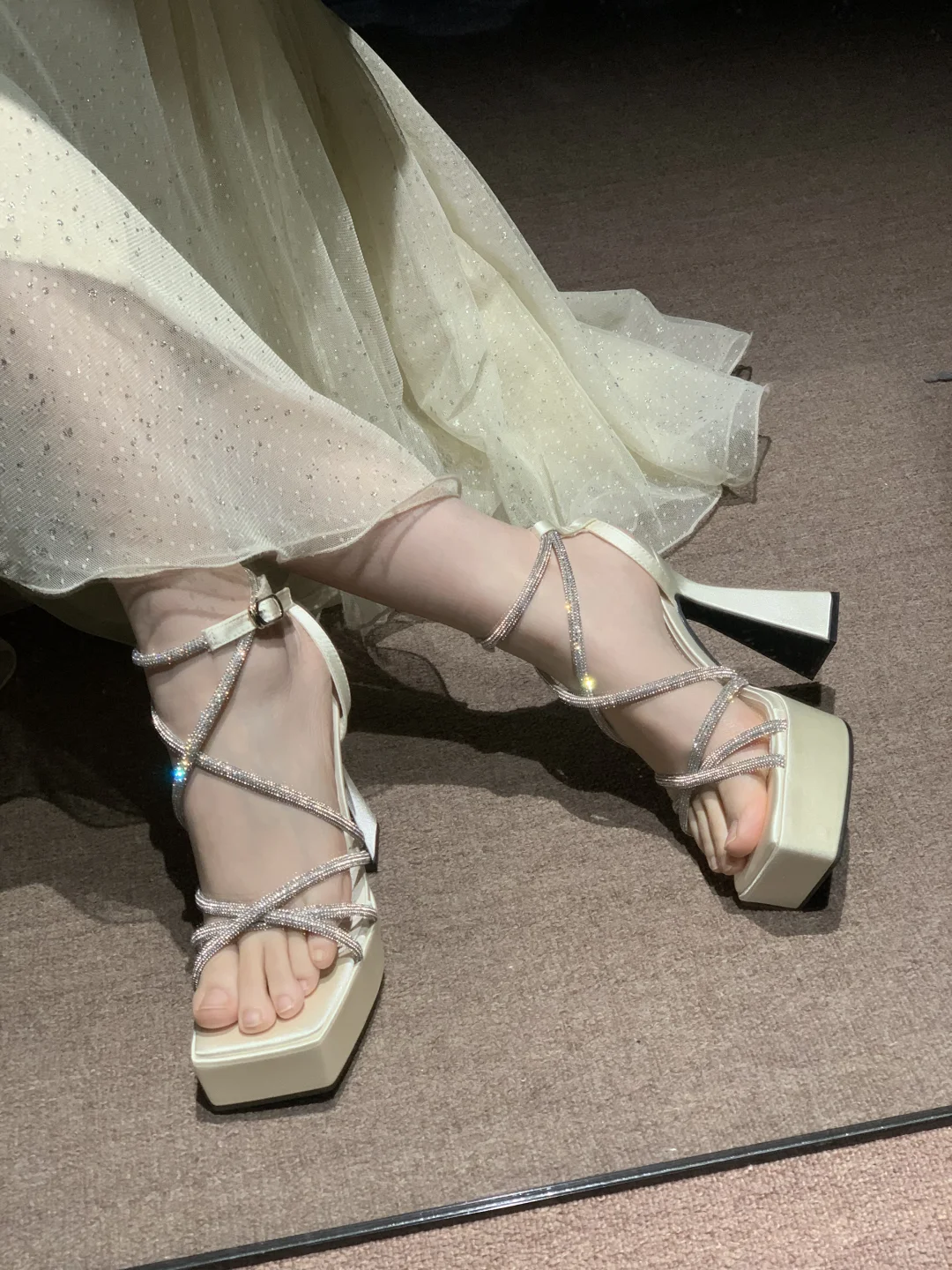 女人总是在不同年纪喜欢上闪闪的高跟鞋