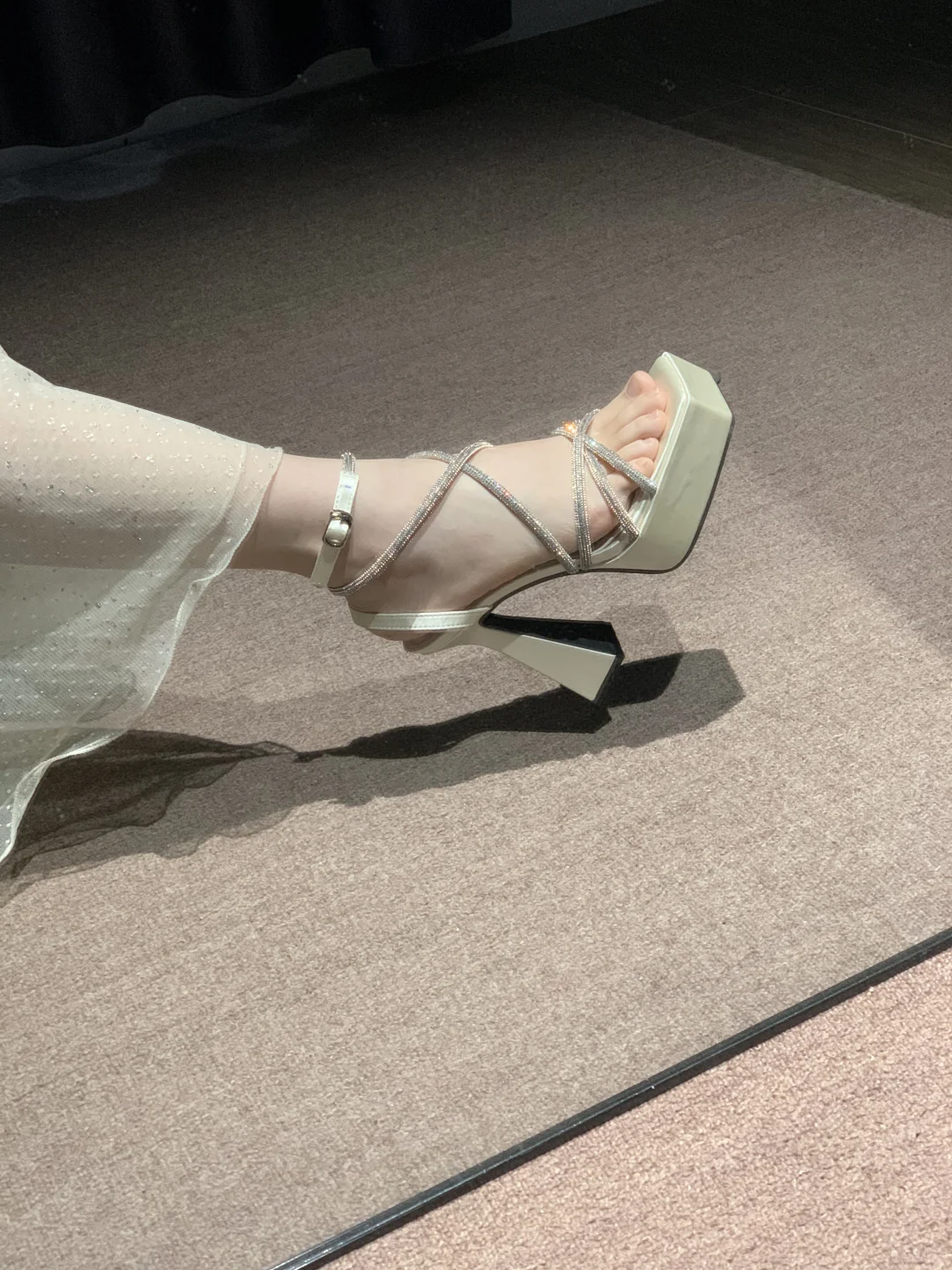 女人总是在不同年纪喜欢上闪闪的高跟鞋