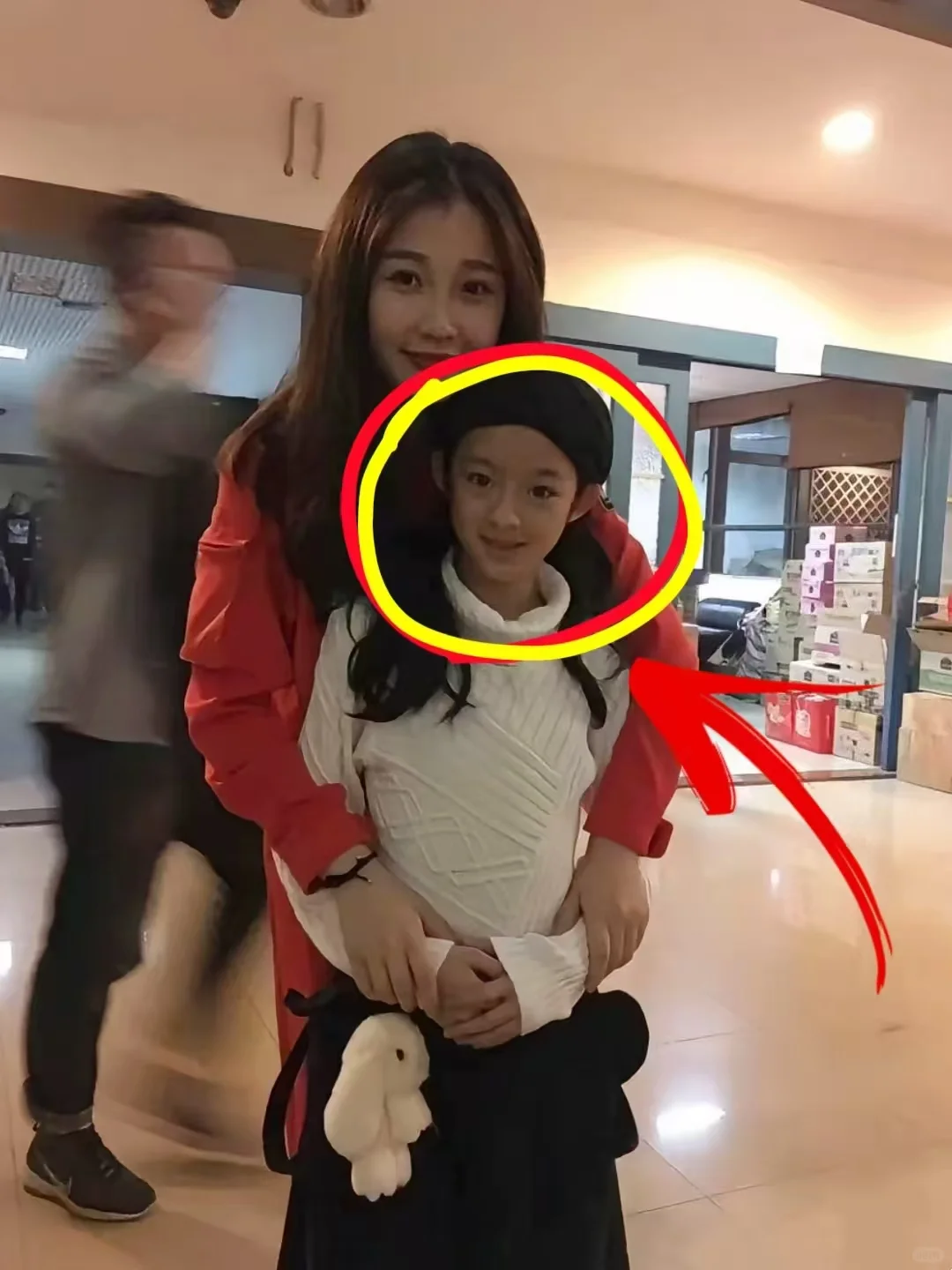 不敢想…17年虞书欣怀里的女孩成了顶流