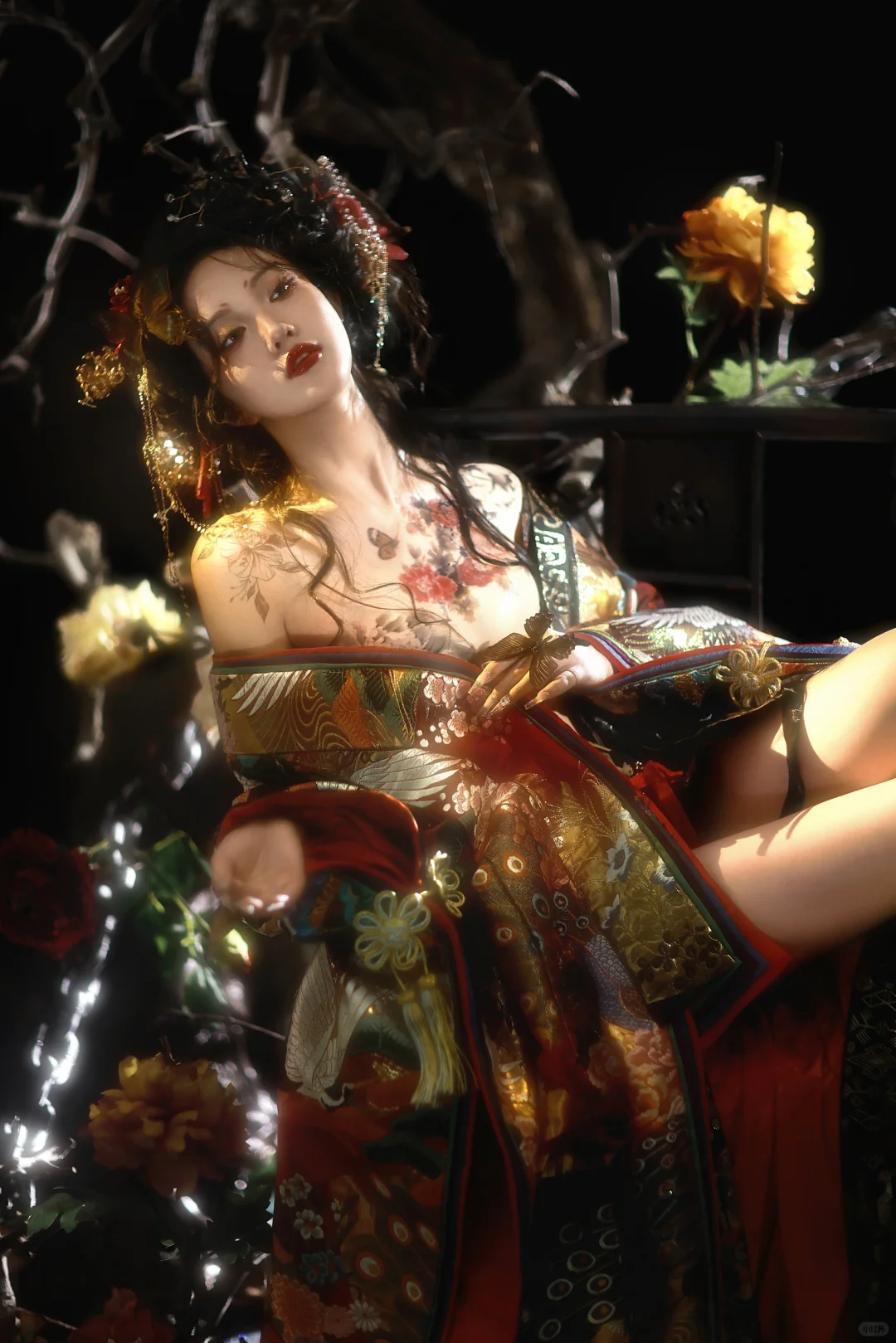 市列珠玑，户盈罗绮竞豪奢。