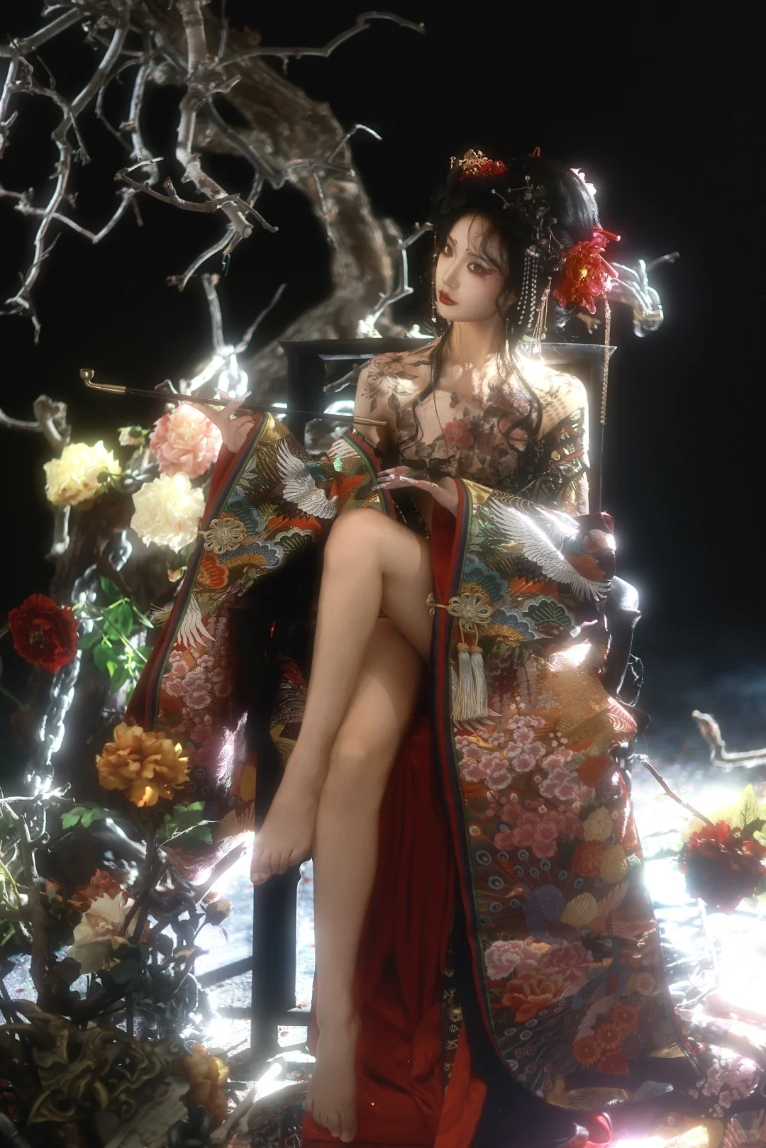 市列珠玑，户盈罗绮竞豪奢。