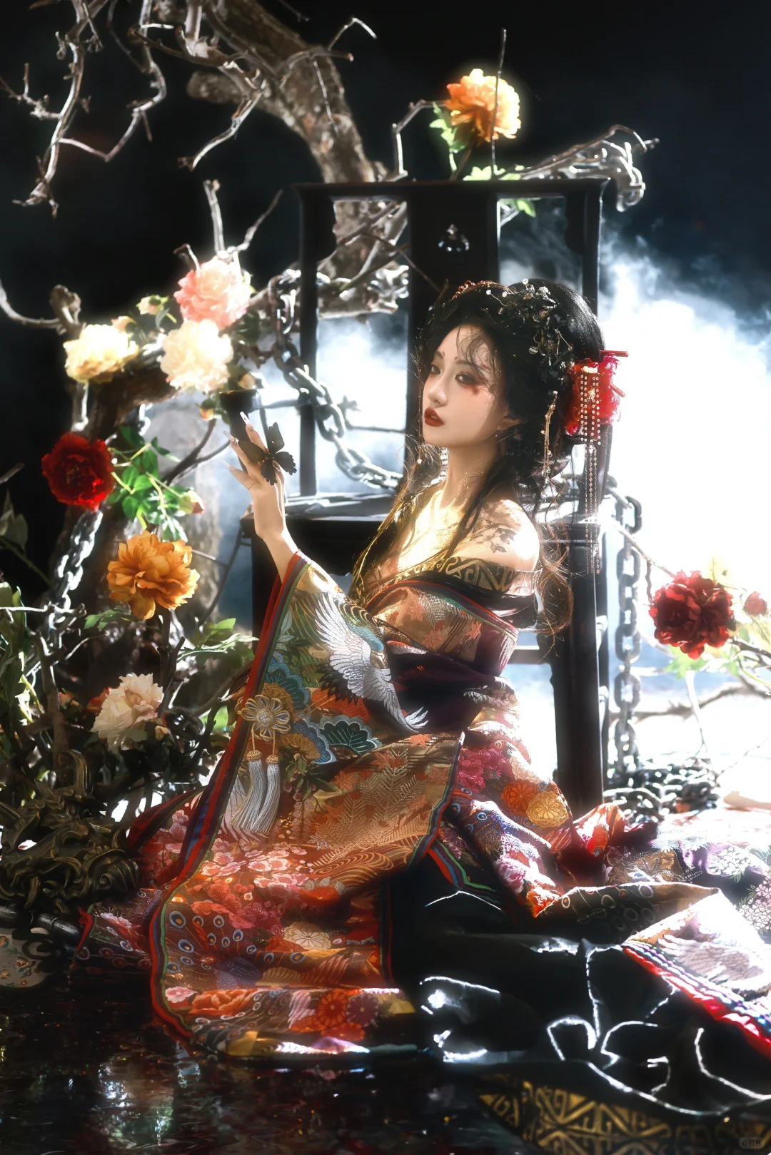 市列珠玑，户盈罗绮竞豪奢。