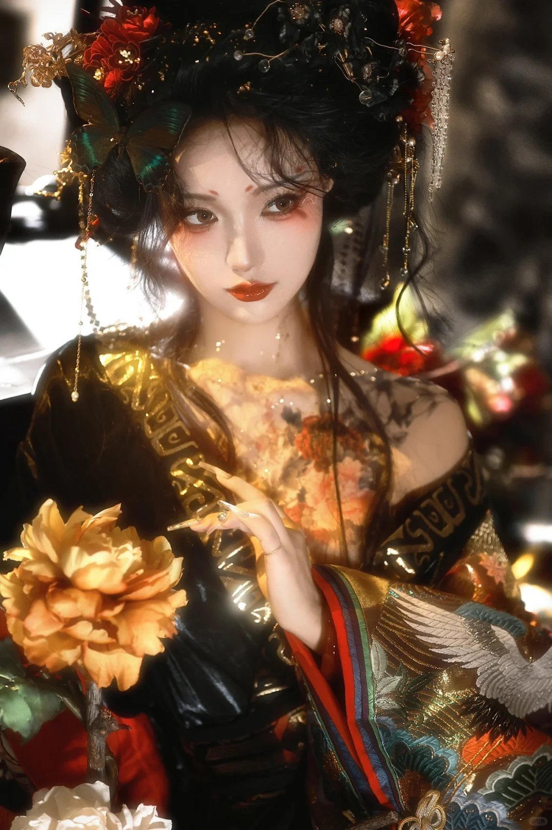 市列珠玑，户盈罗绮竞豪奢。